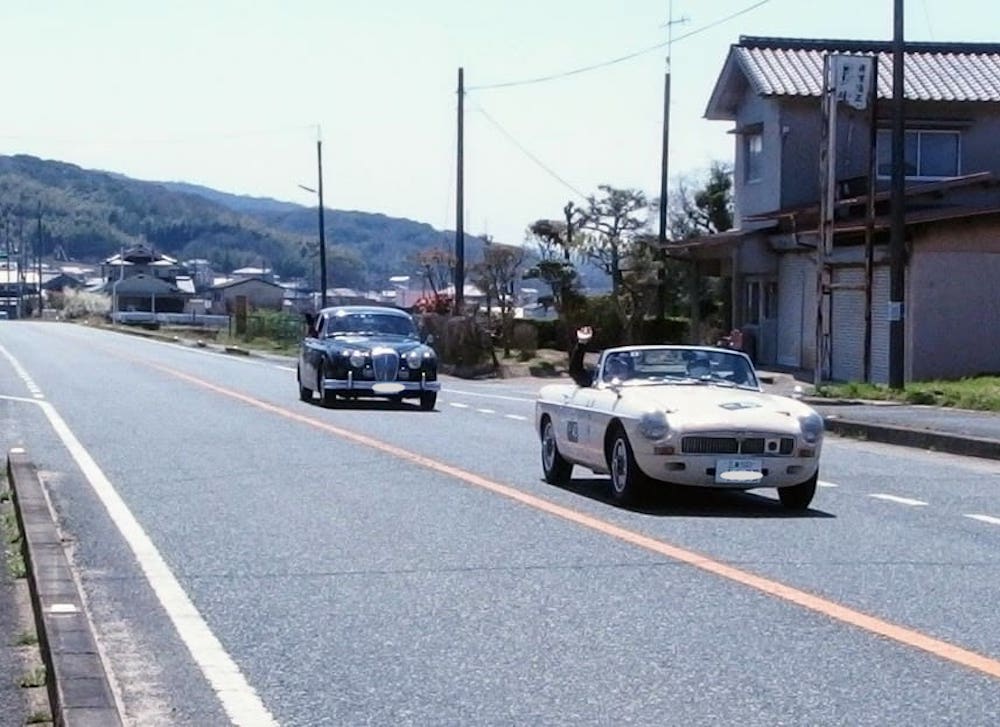 街道を走るクラシックカー
