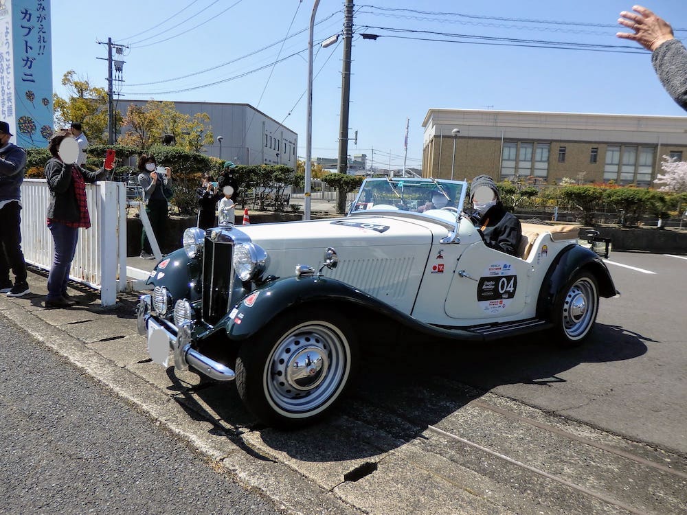 笠岡市民会館を出発するクラシックカー