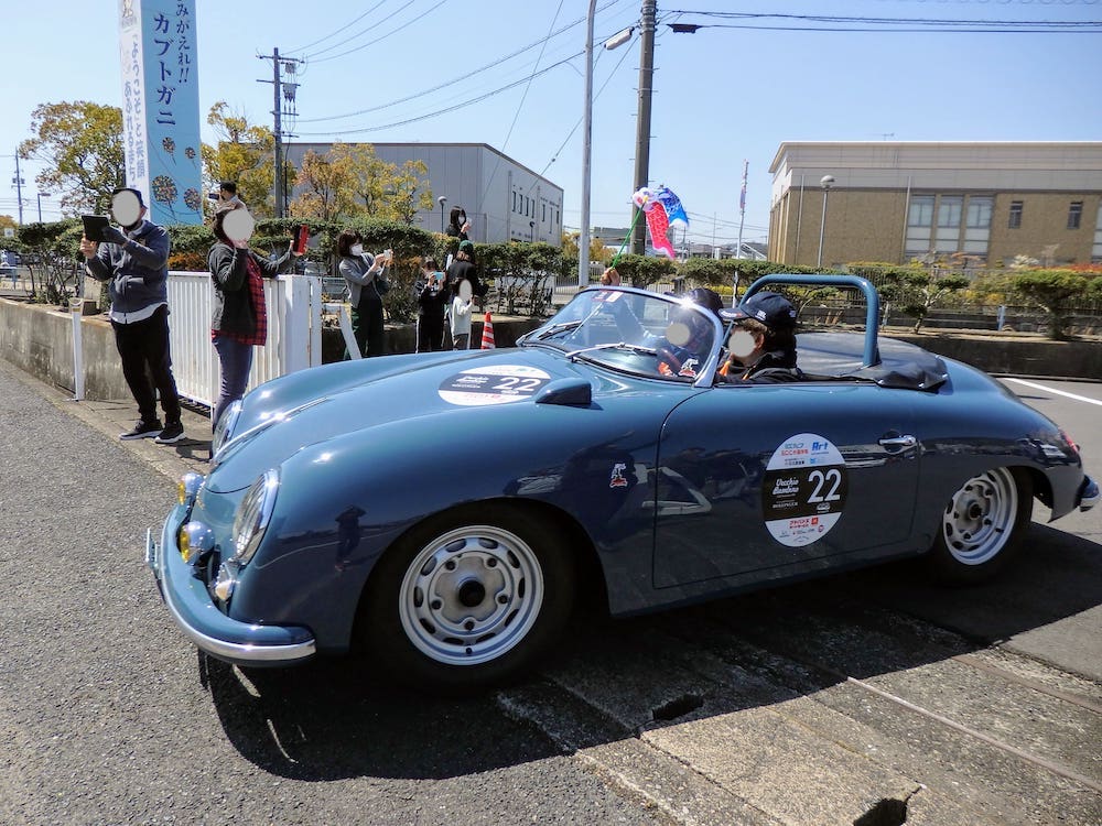 笠岡市民会館を出発するクラシックカー