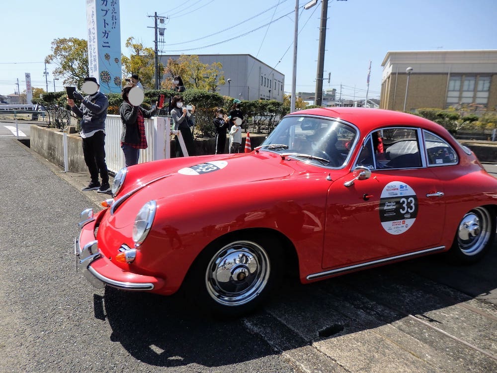 笠岡市民会館を出発するクラシックカー