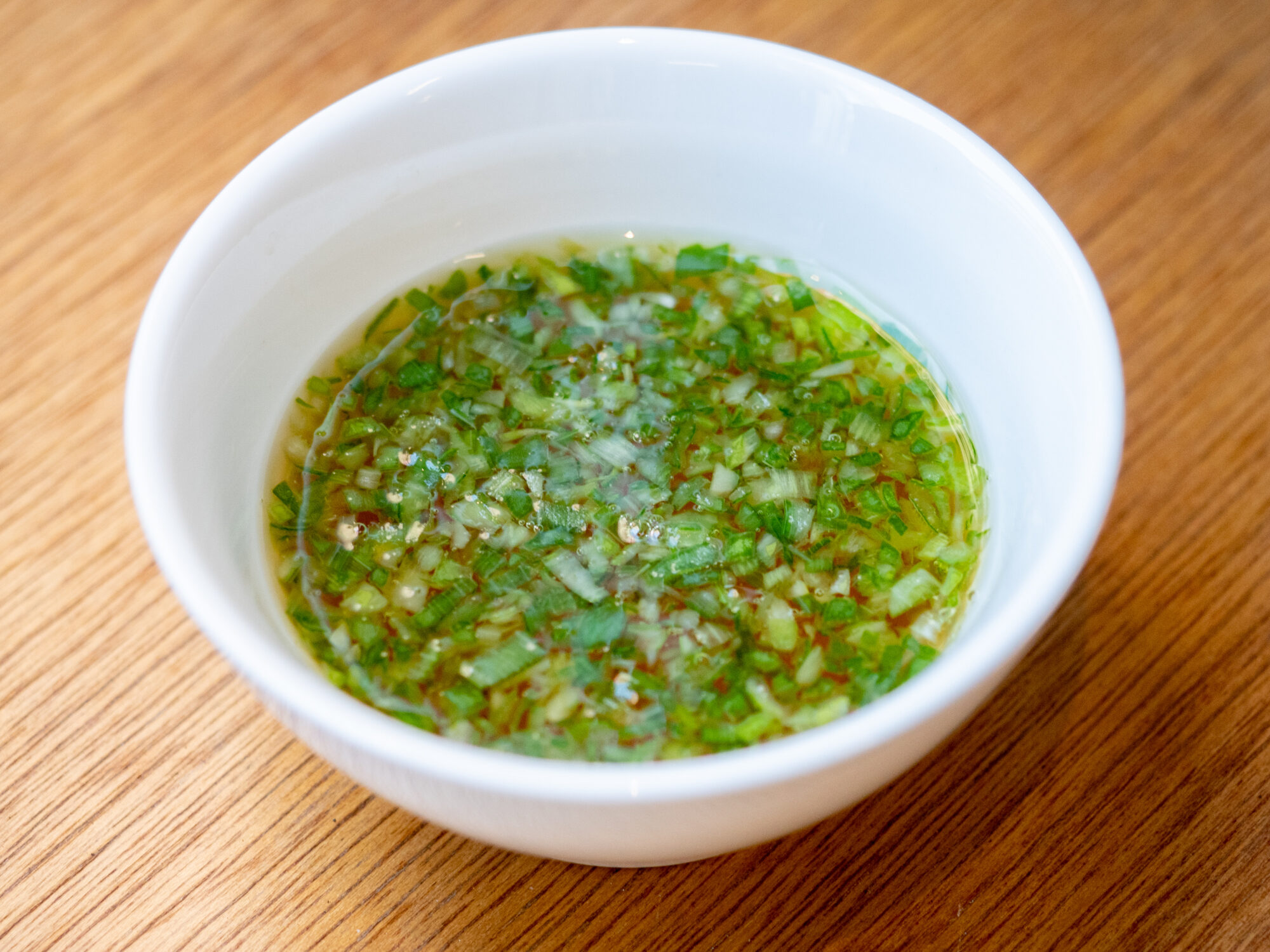 透明感のある茶色いスープで、たくさんの刻みネギが浮かぶ