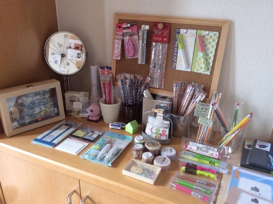 靴箱の上の「小さな文具屋さん」　提供：栗本綾子さん