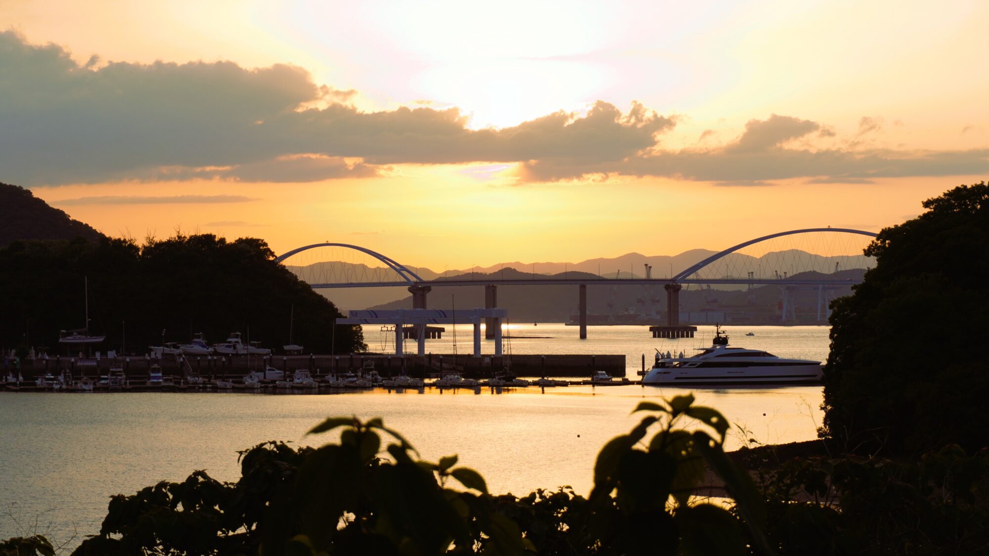 夕日に染まる内海大橋