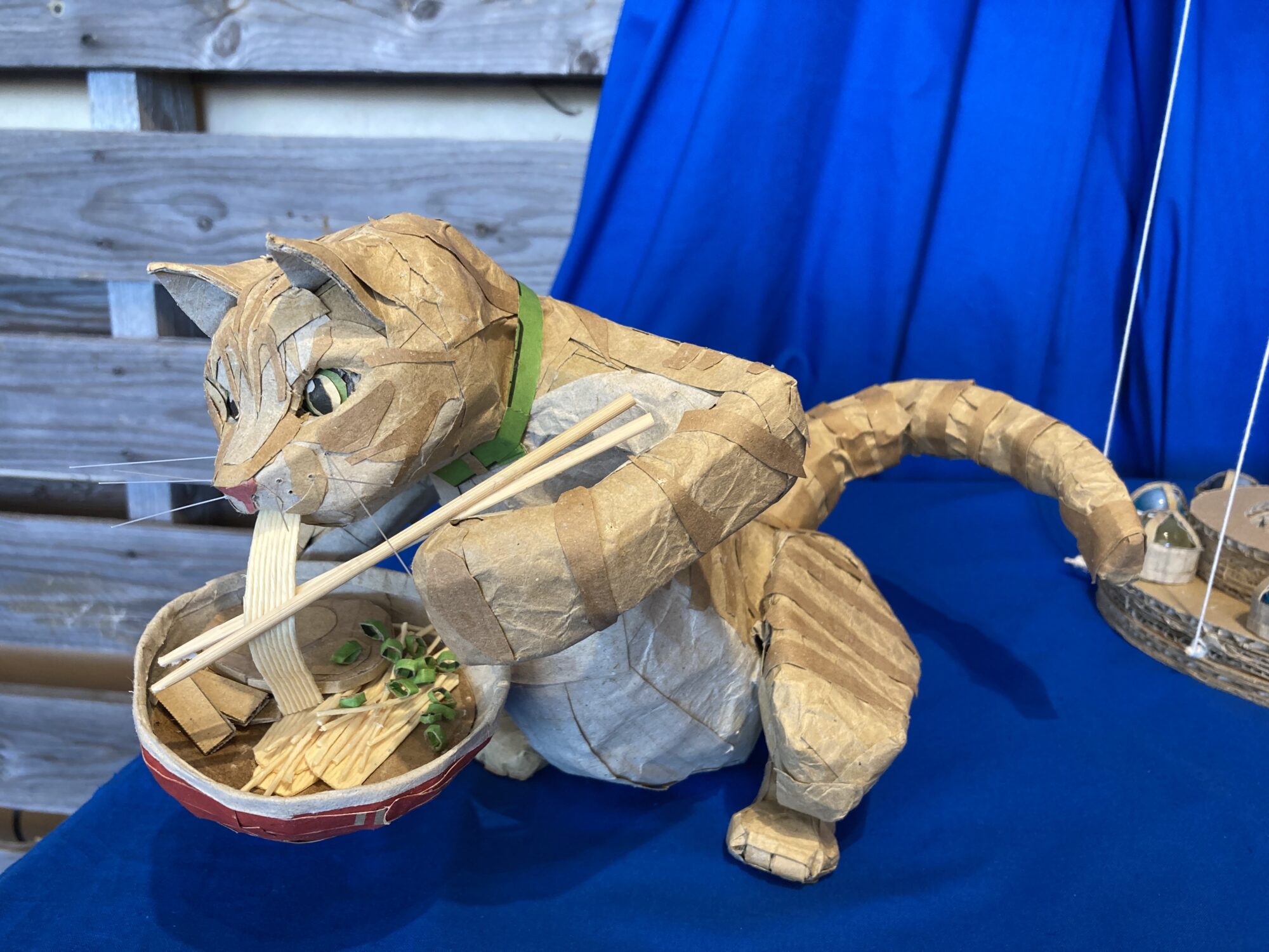 鯨の飛行船とラーメンを食べる猫