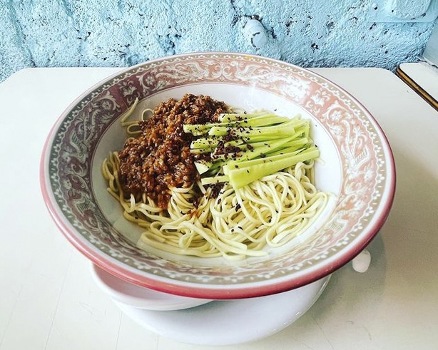 月替わり麺料理「ジャージャー麺」(提供：猿記)
