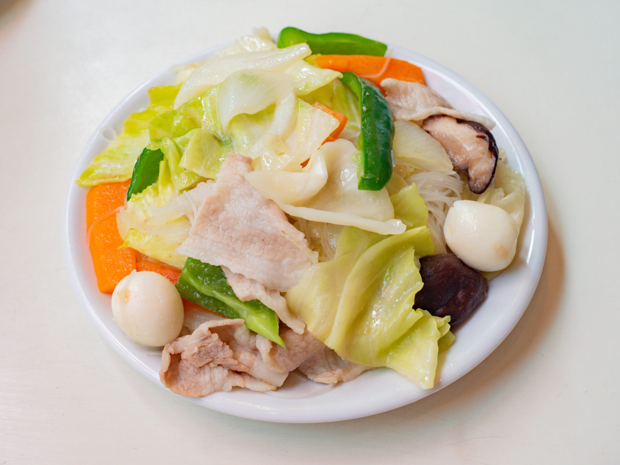 大ぶりにカットされた野菜が盛りだくさんな「台湾ビーフン」