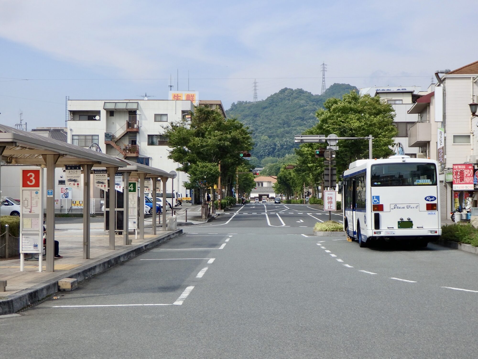 笠岡駅前からのびる県庁通りの先には小田県庁当時の門