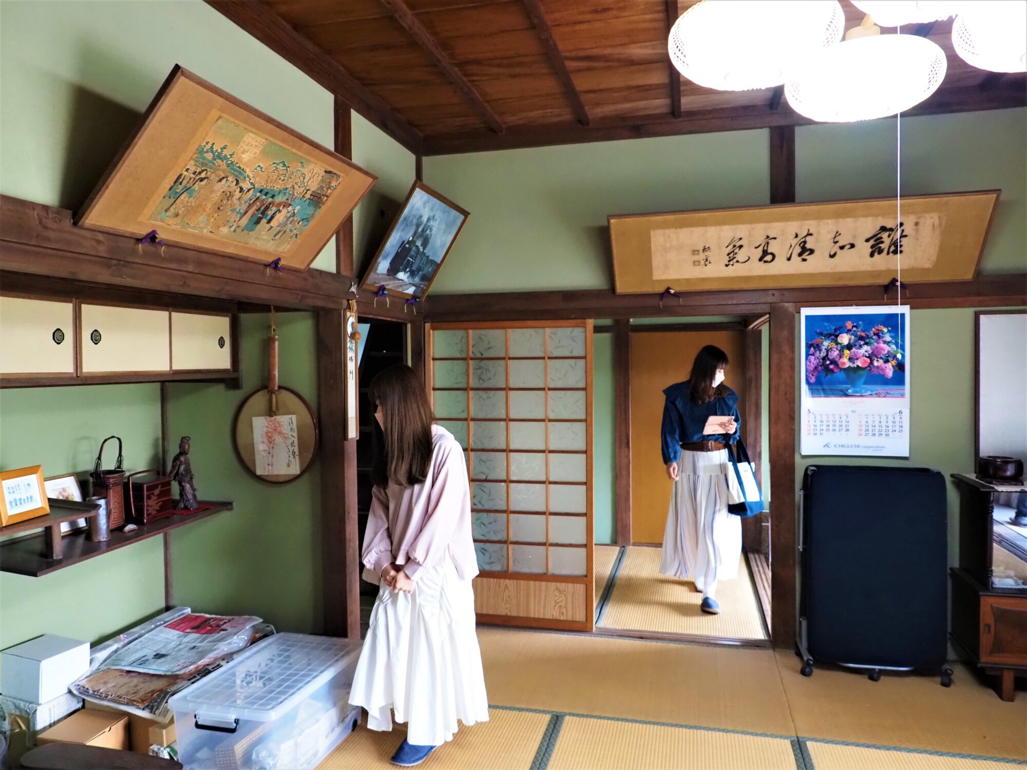古めかしい書画の扁額(へんがく)が飾られている和室。