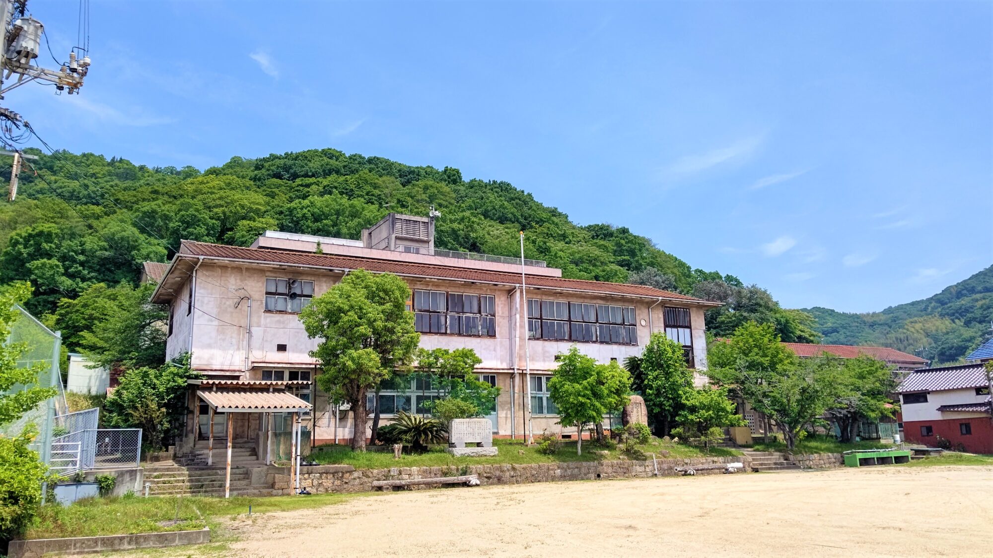 145年の歴史を誇る旧大島東小学校は、クリエイティブな波を発信する場へと生まれ変わりました。