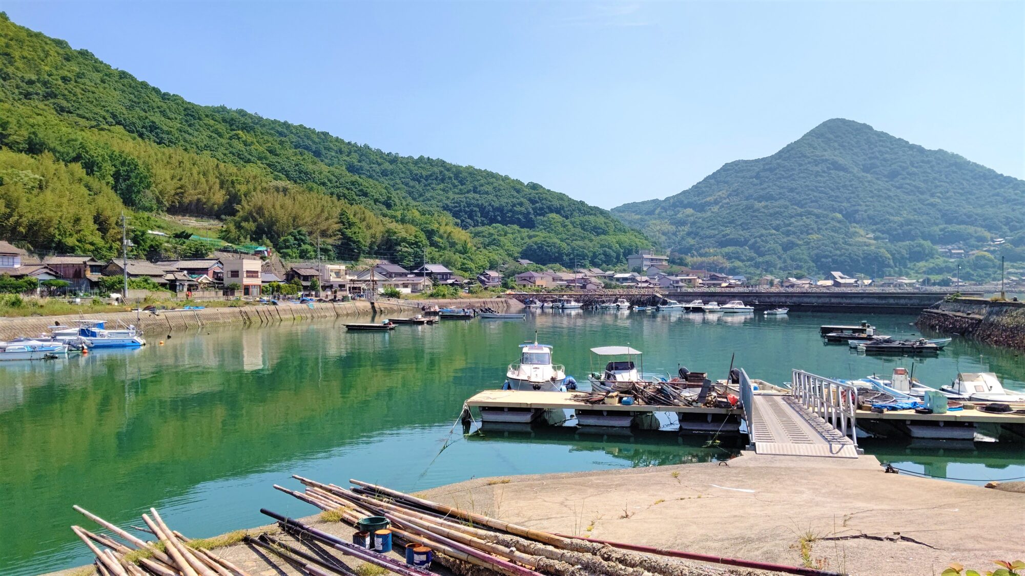 集落の中心、正頭漁港。海とともにあるライフスタイルの象徴です。