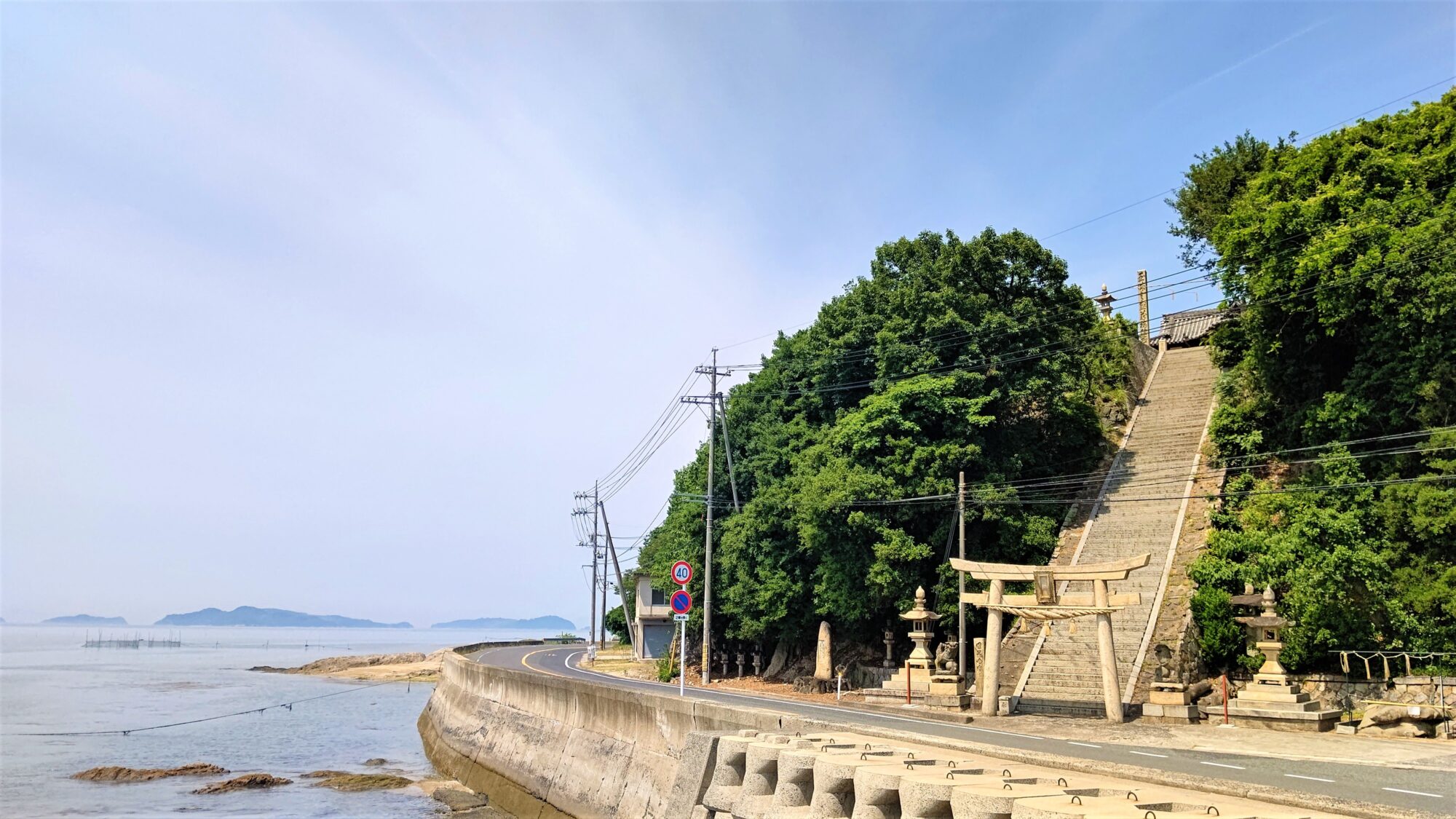 海際に鎮座する素盞嗚(すさのお)神社。別名、天王宮(てんのうぐう)。