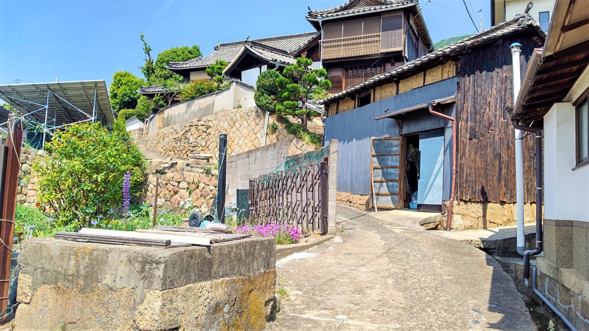 四角い井戸の先には、立派な石垣が。