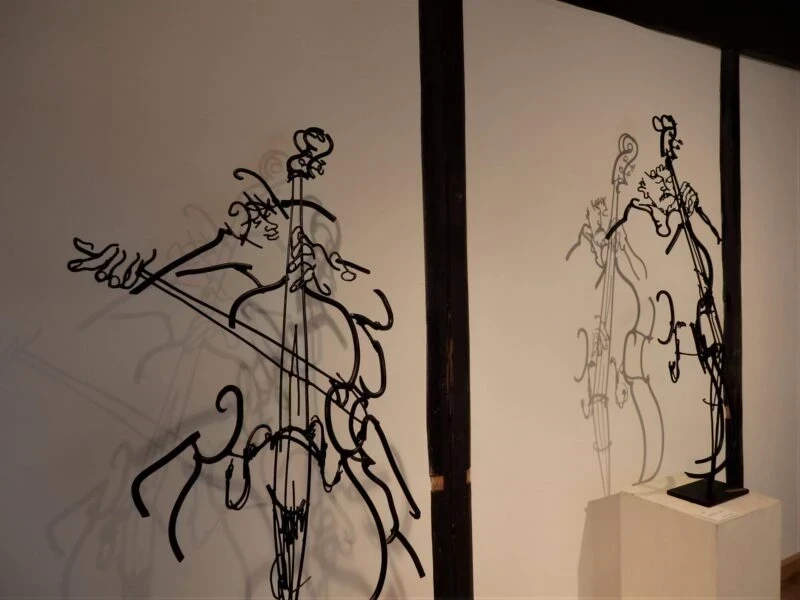 徳持耕一郎作品展＠信岡フラットミュージアム ～ 再興の長屋門に響く描線のスウィング