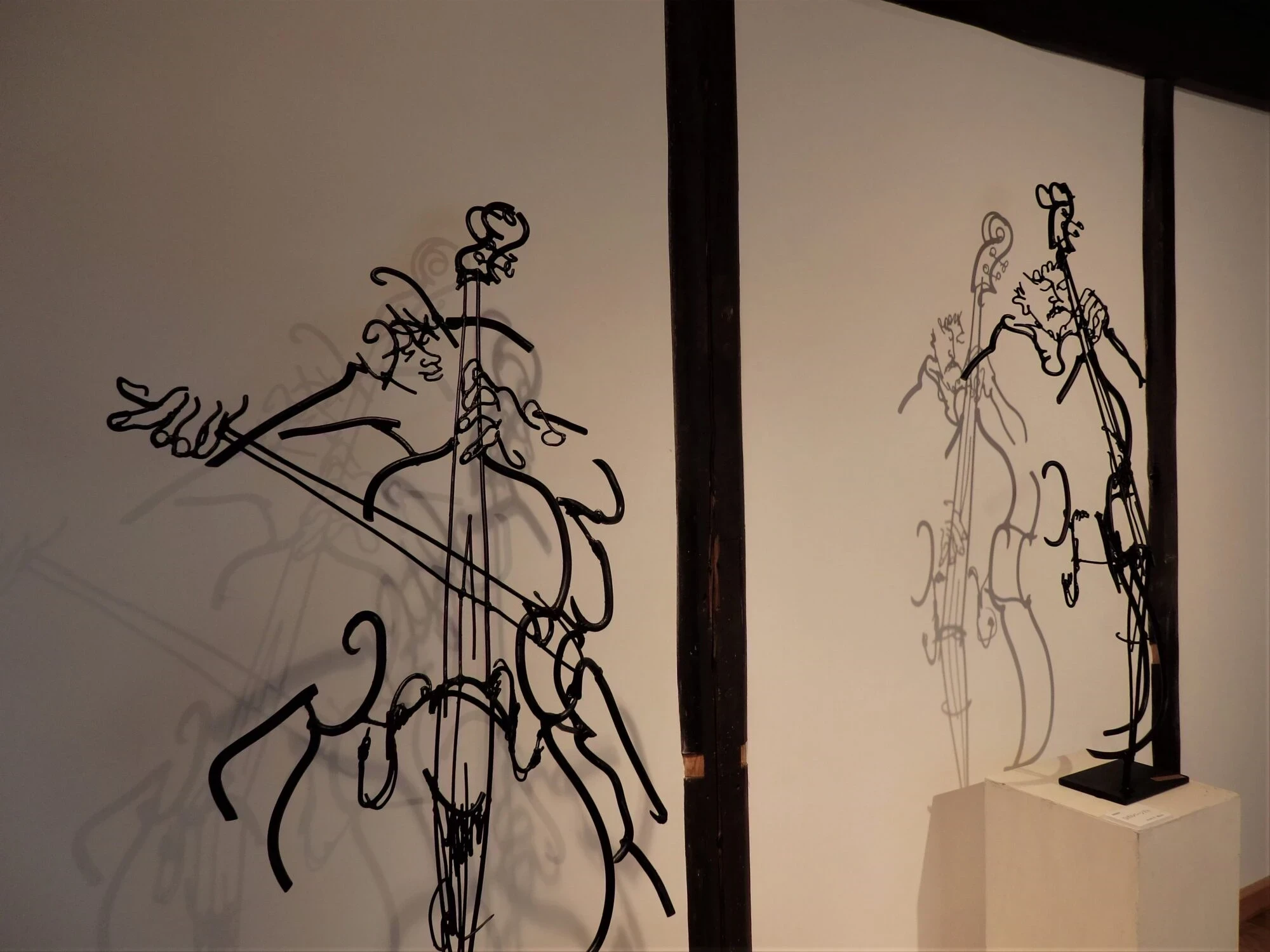 徳持耕一郎作品展＠信岡フラットミュージアム ～ 再興の長屋門に響く描線のスウィング