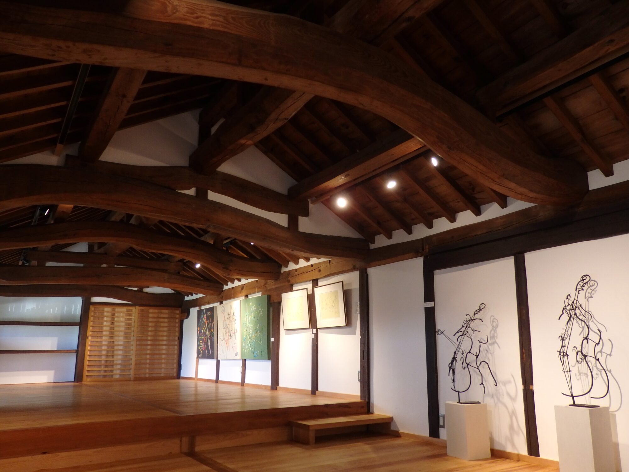 信岡FMの2階展示室(遠景)