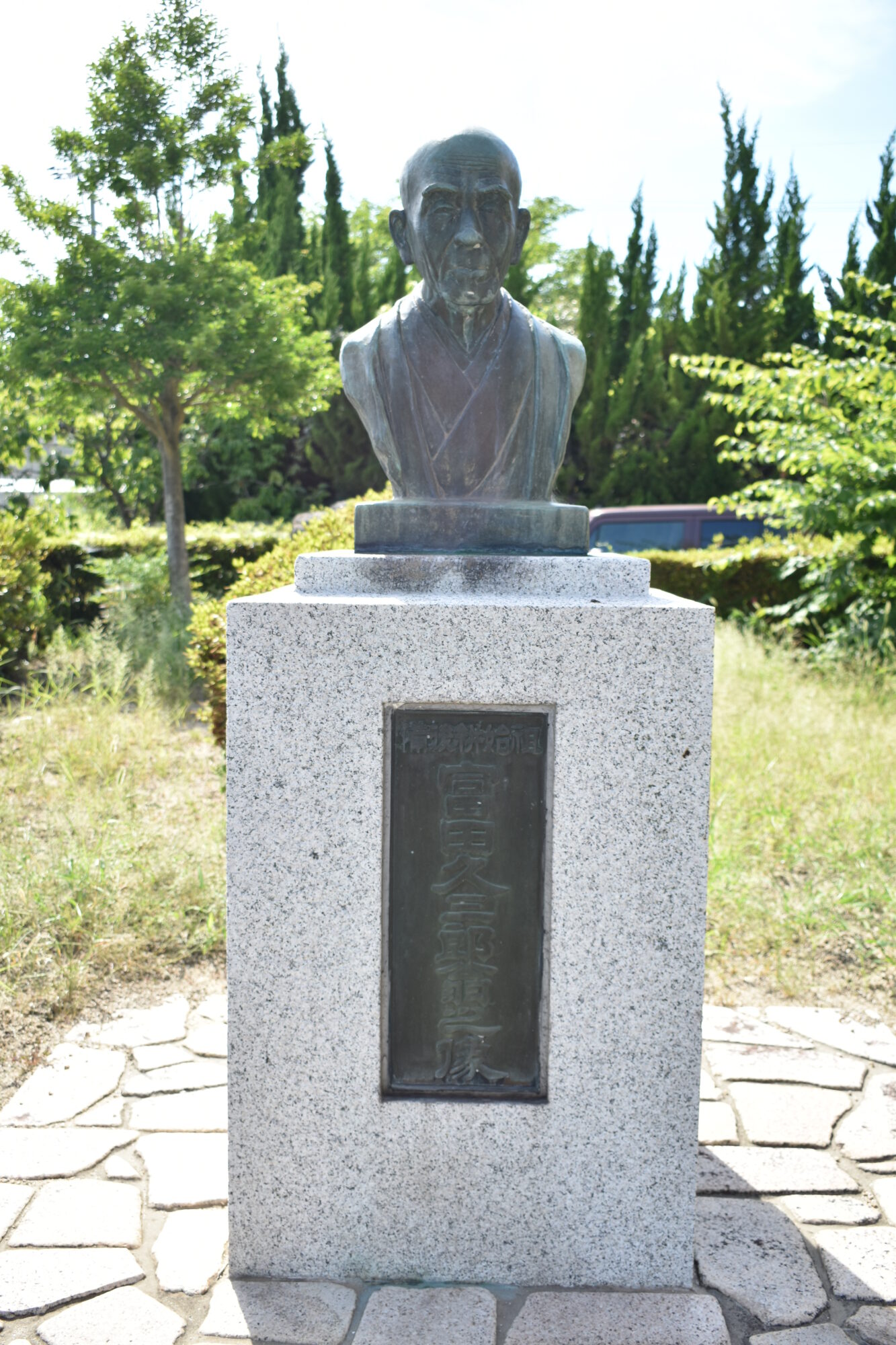 しんいち歴史民俗博物館前にある、備後絣の祖、富田久三郎の像
