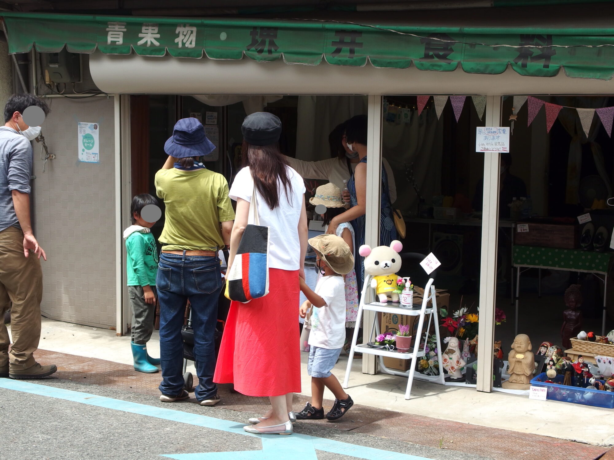 向島・かねよしのガレージセールの店頭