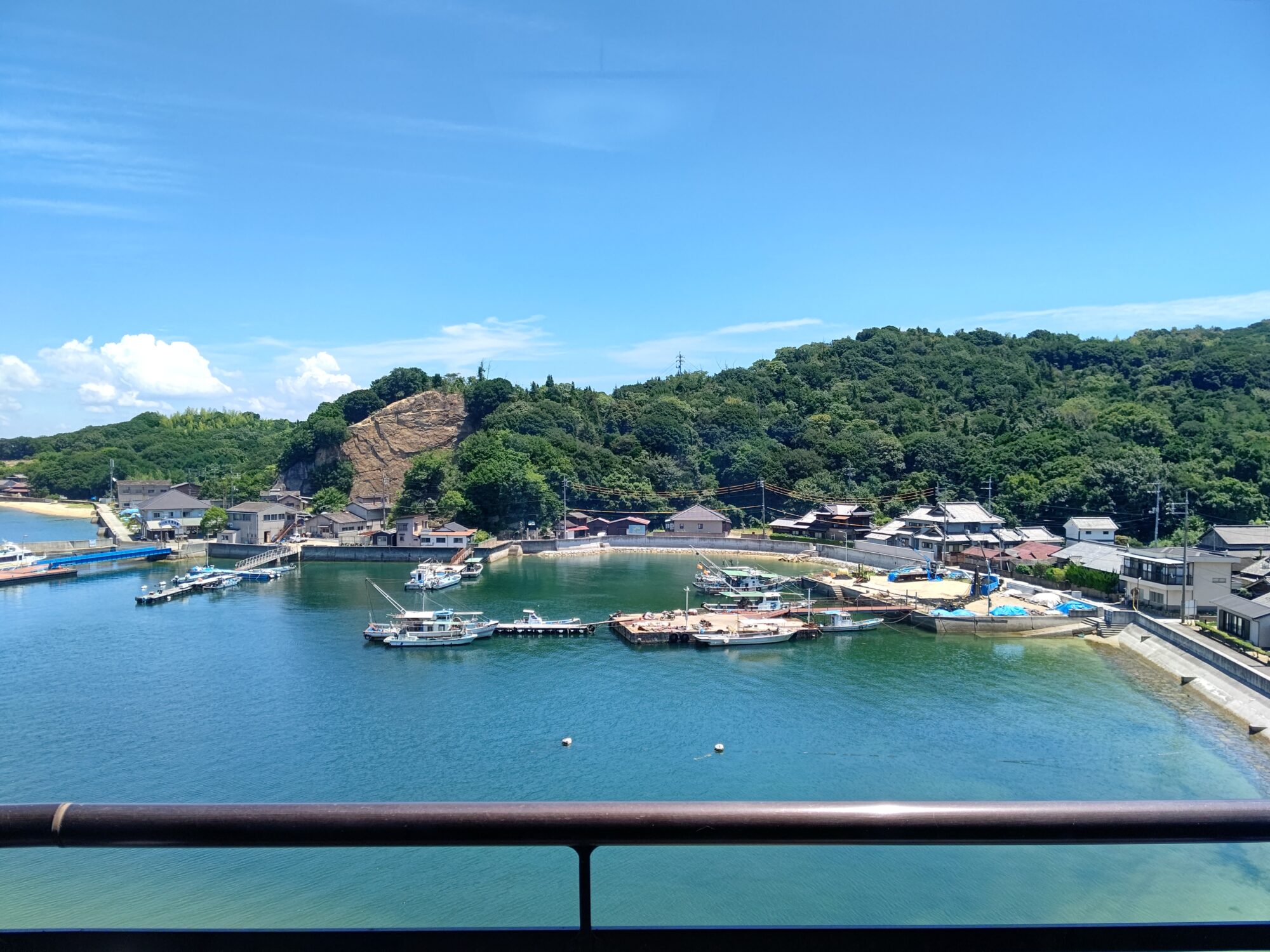 静かな高島の湾
