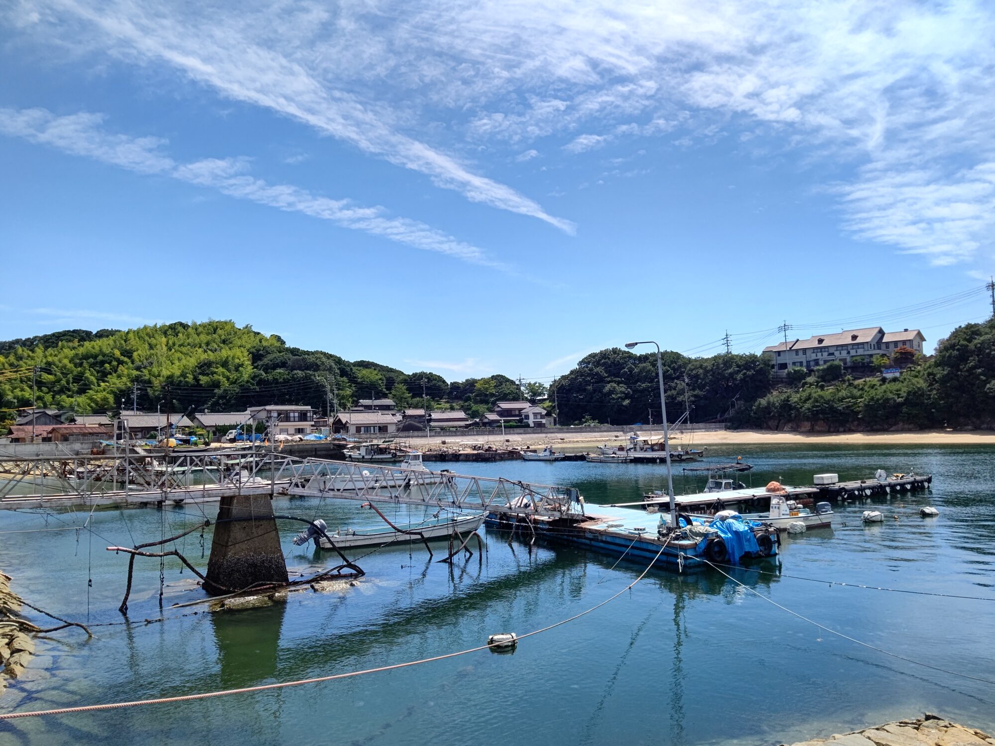 のどかな漁村風景が広がる高島