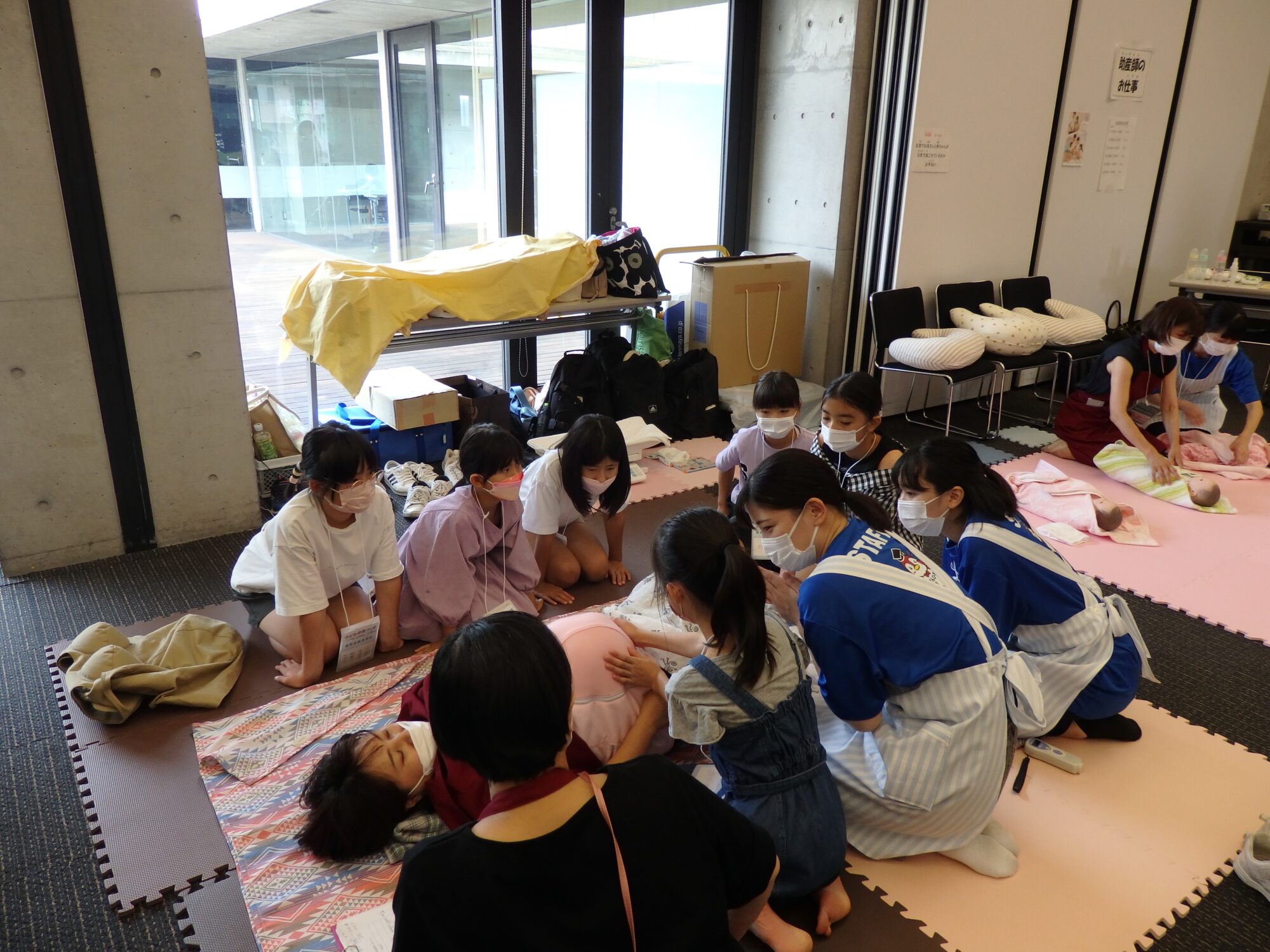 D.「助産師」　分娩の模擬体験
