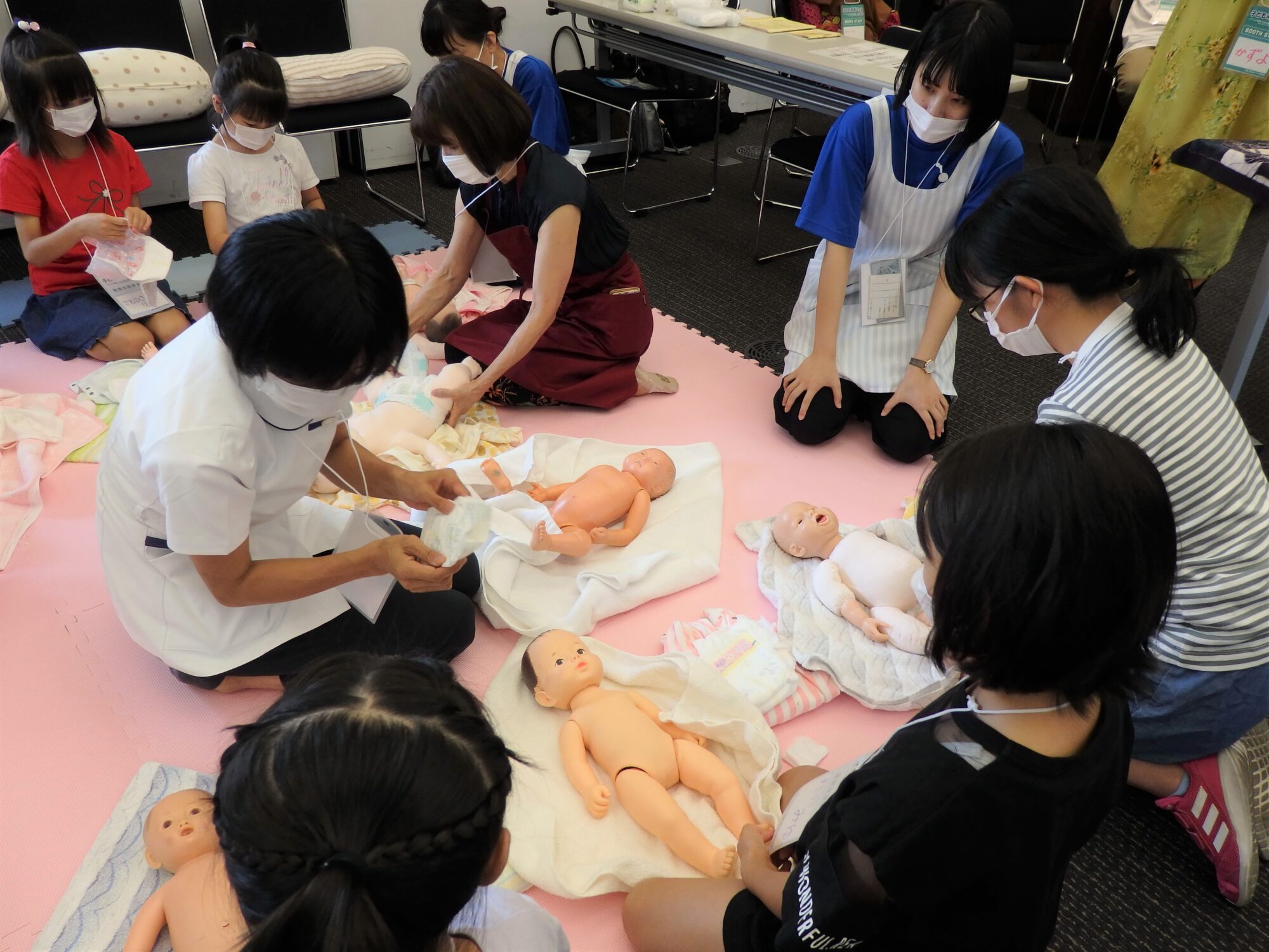 D. 「助産師」　精巧なダミーでおむつ交換