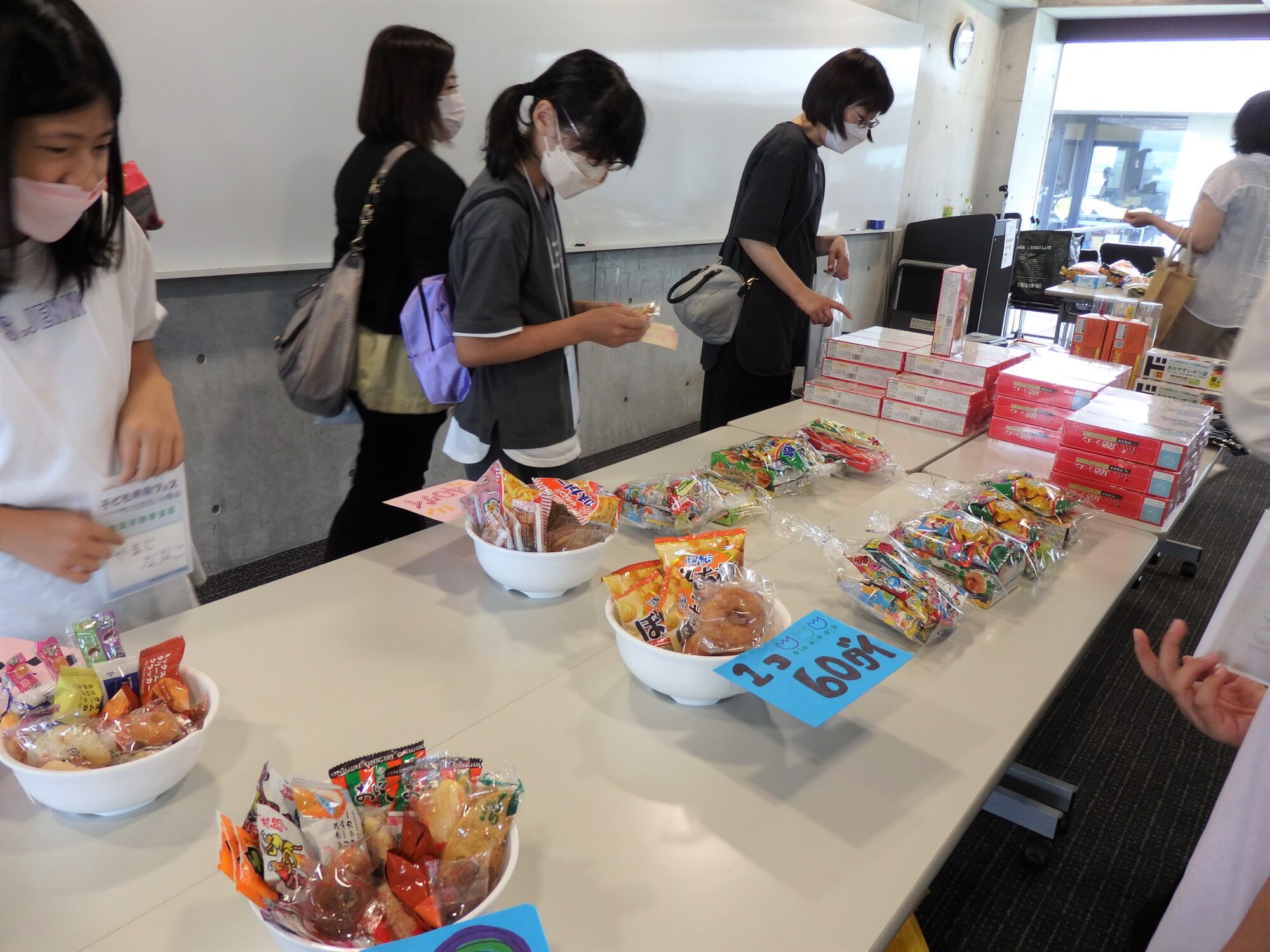 J.「景品ショップ」　お仕事で得た通貨でお買い物