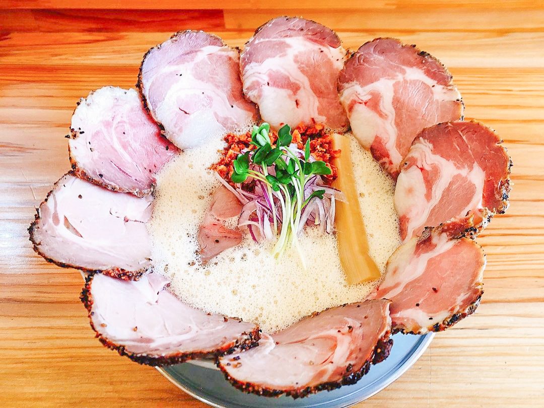 鶏泡しょうゆチャーシューメン+チャーシュートッピング (提供：草戸ベース)