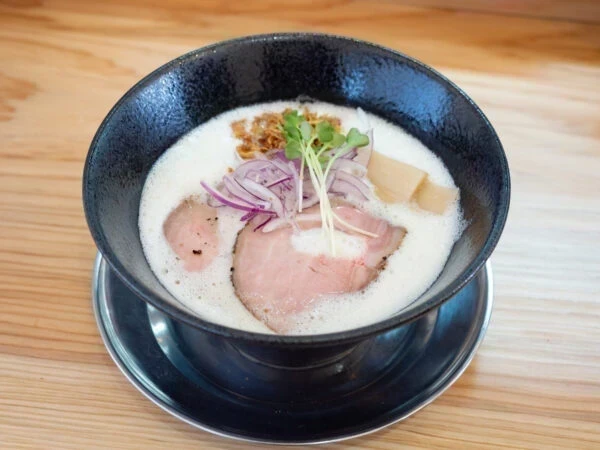 鶏泡そば 草戸ベース 〜 店主のこだわりが詰まった泡系鶏白湯ラーメンとつけ麺。すべての具材をおいしく食べてほしい