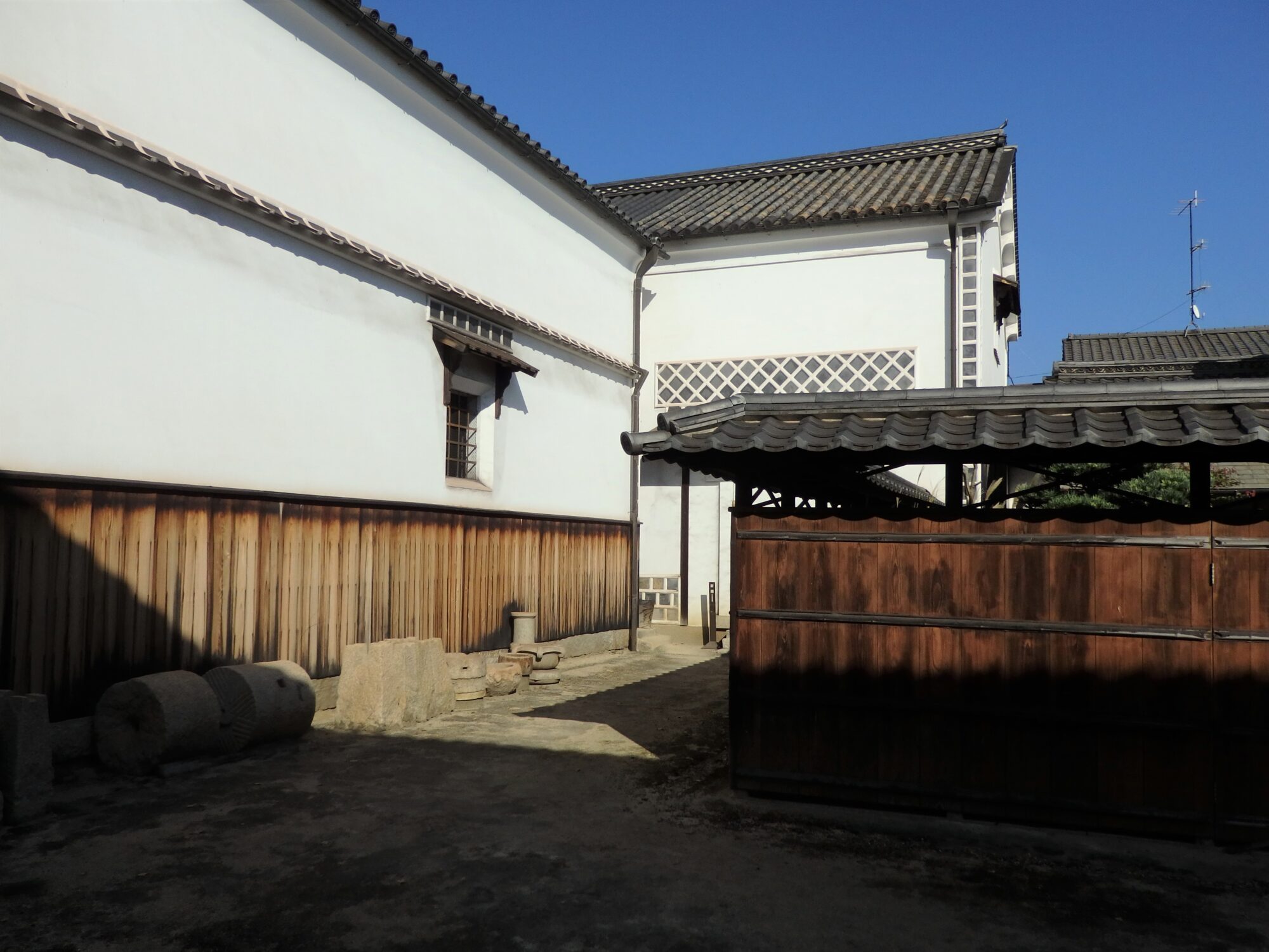 賽の目のような模様の海鼠壁(なまこかべ)や網代天井(あじろてんじょう)などモダンな装飾にも注目したい太田家住宅