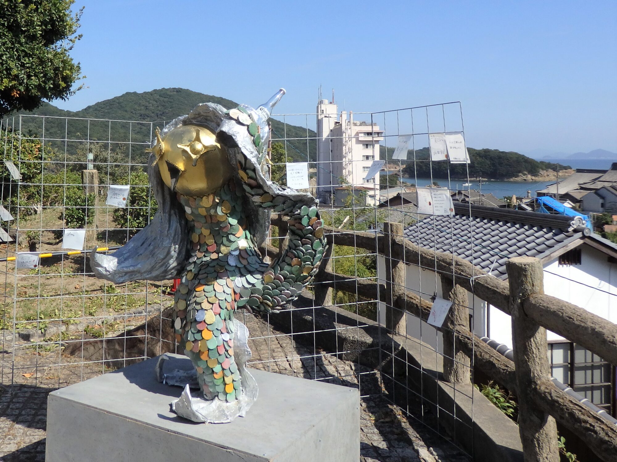 【鞆城跡】レトロフューチャー感漂うアマビエ像は○○〇ビールを片手にごきげん 佐藤徹(さとう とおる)さんの彫刻