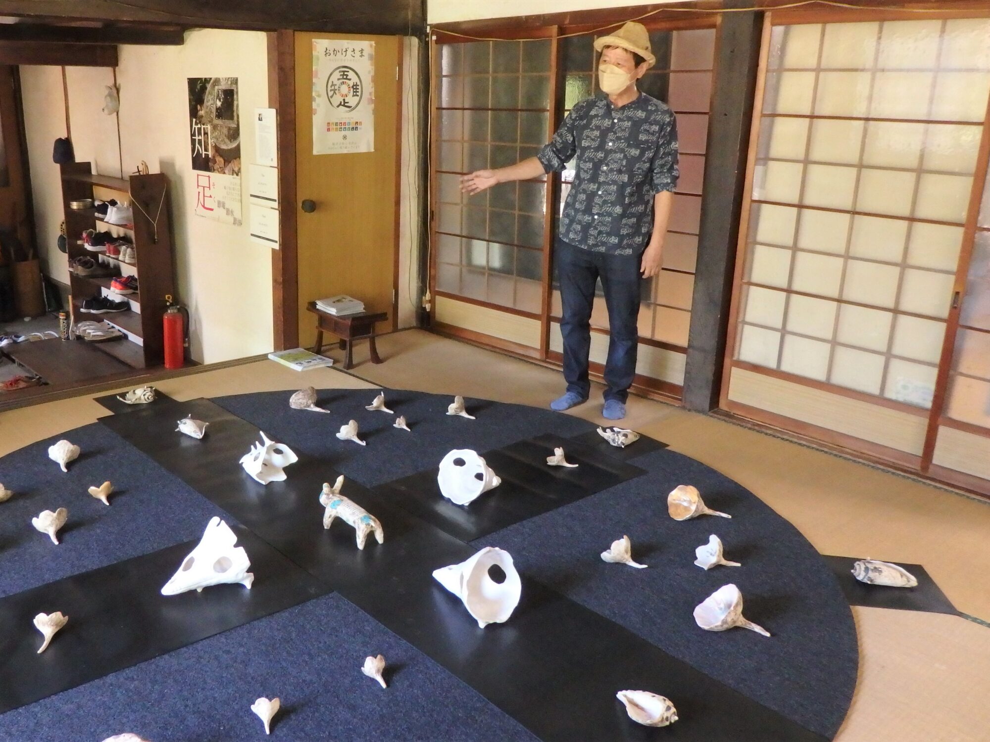 【静観寺】自作について想いを語るヨシダさん 円周の曲線にもこだわりがあるそう