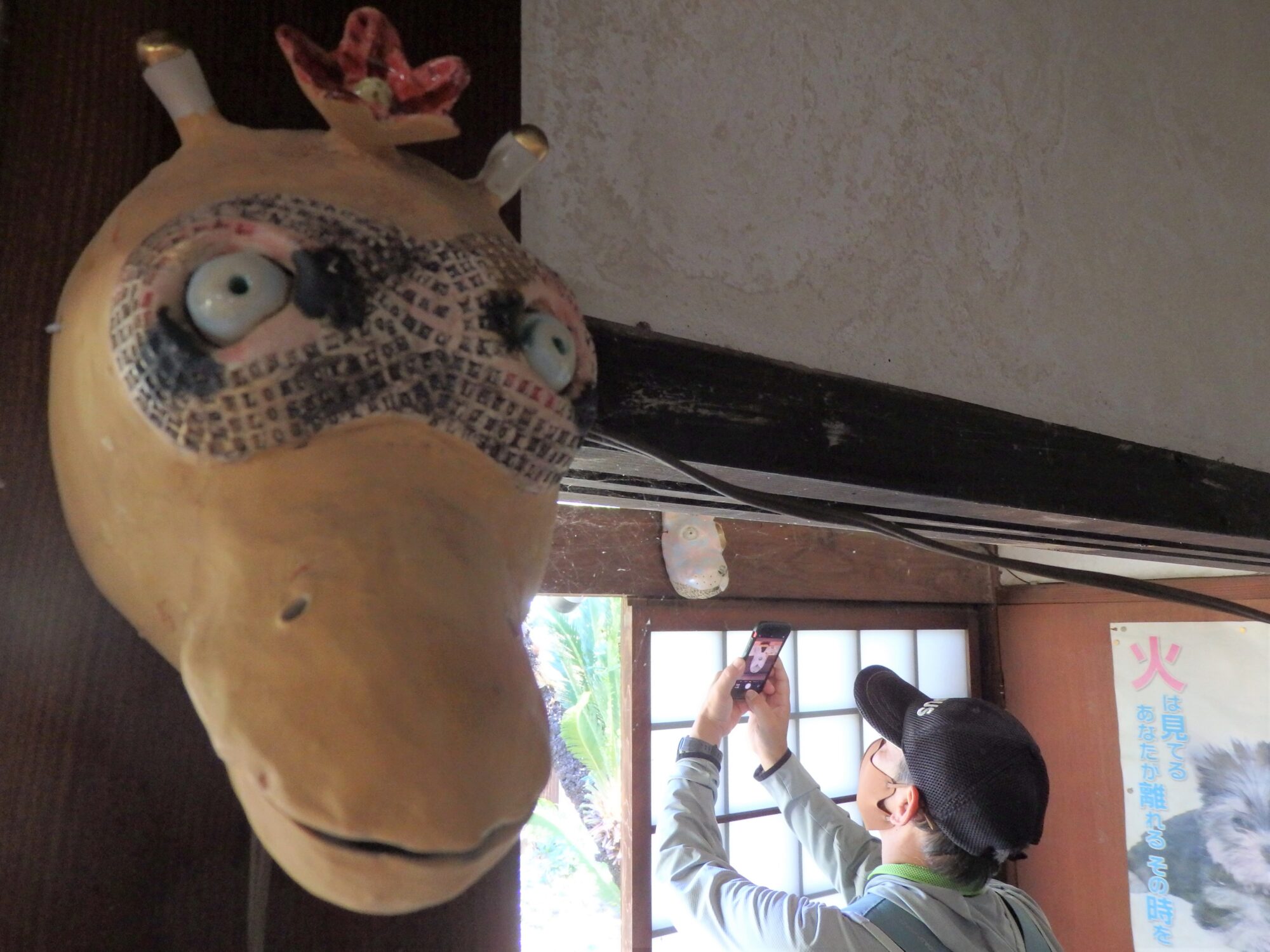 【静観寺】曼荼羅(マンダラ)インスタレーションの守護神？　カメラを構える筆者もまた天から静かに観られている…