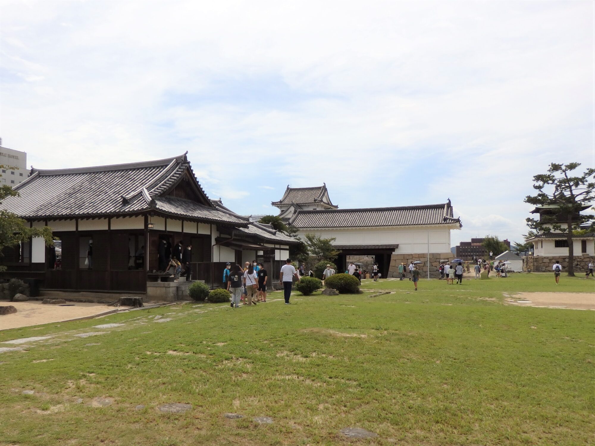 本丸の南側は伏見城からの移築建物が並んでいる