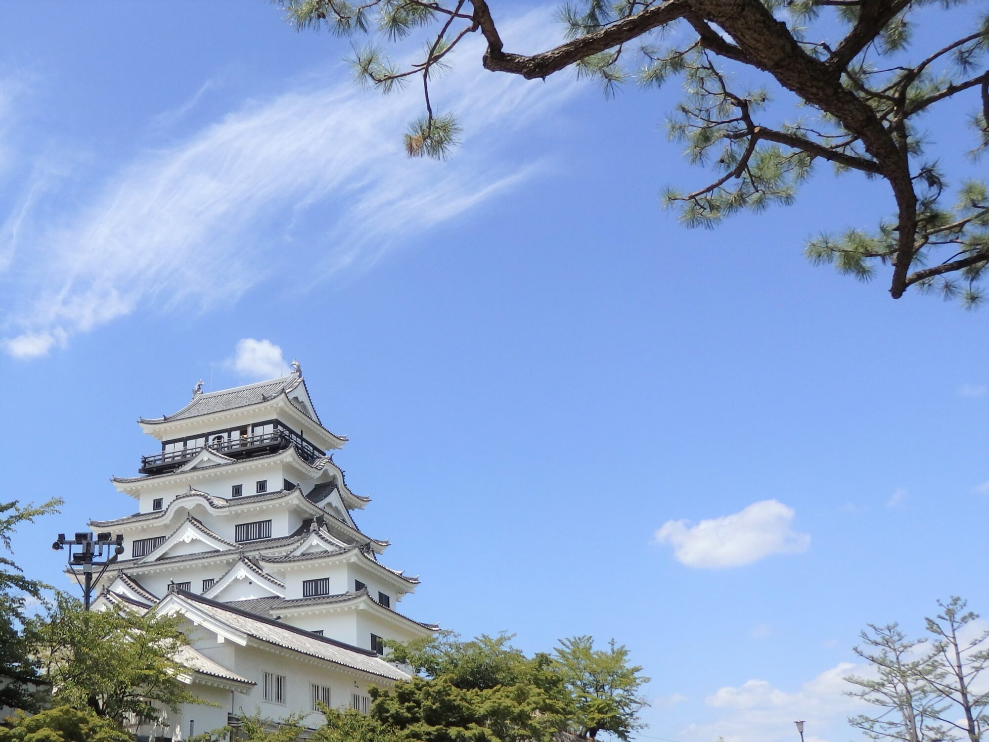 最上階の回廊の手すりは朱色から古色へ、格子は白から黒へ塗り替えられた