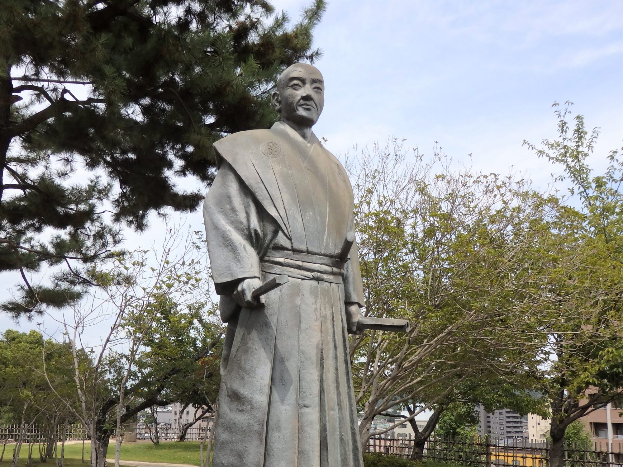 東側二の丸に立つ水野勝成像