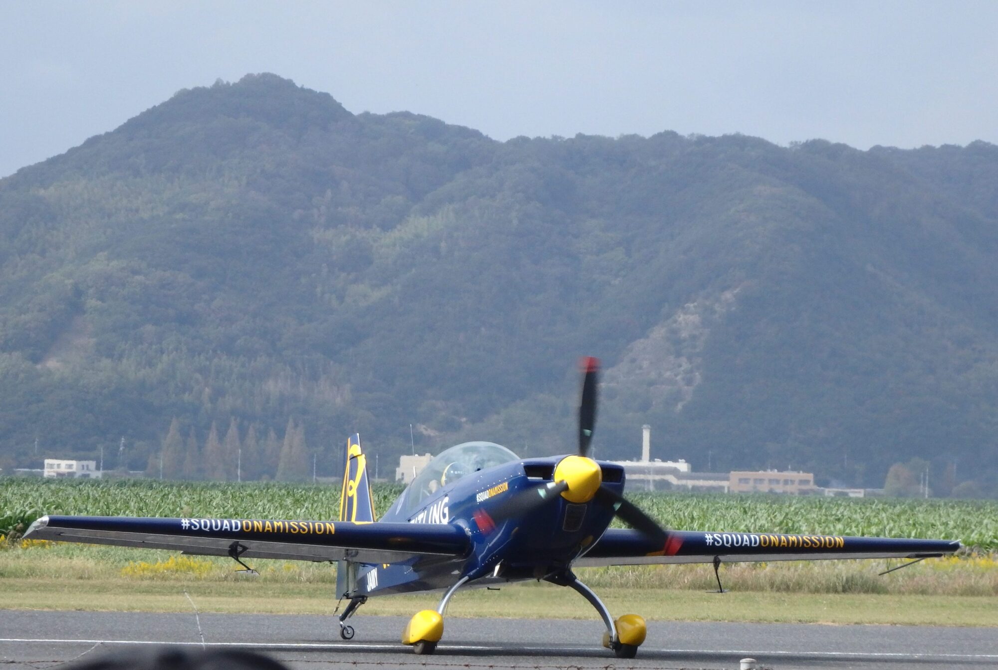 滑走路に着陸した室屋さん操縦の飛行機