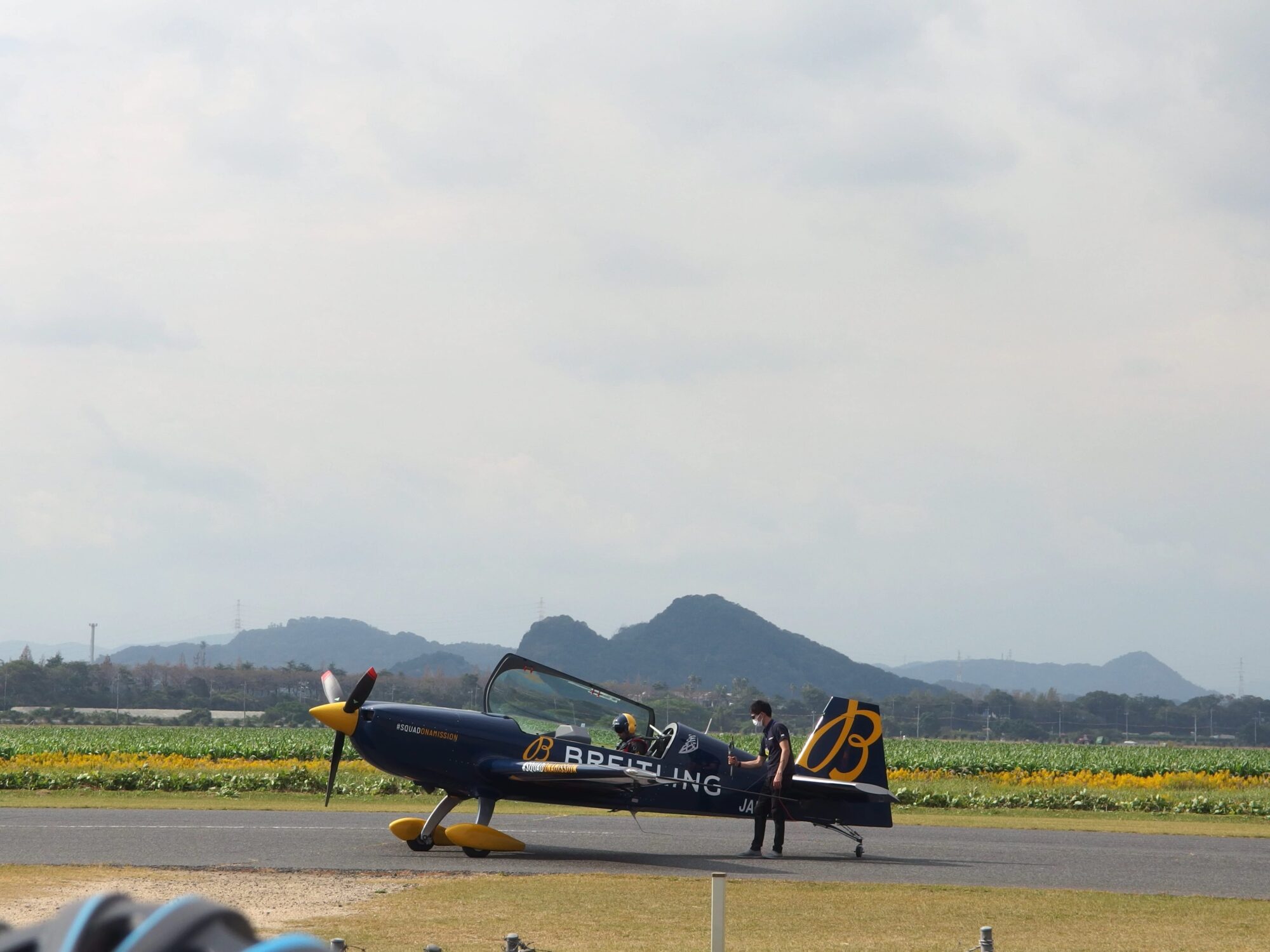 室屋さんを乗せた飛び立つ前の飛行機