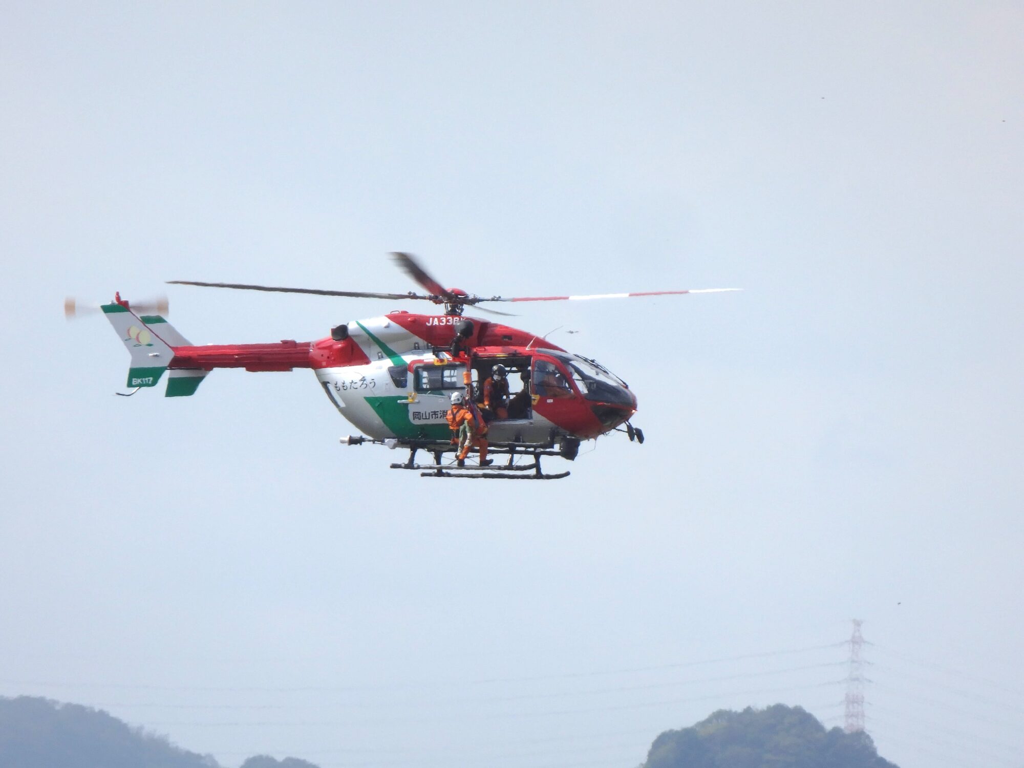 岡山市消防航空隊ヘリコプターの救助デモ