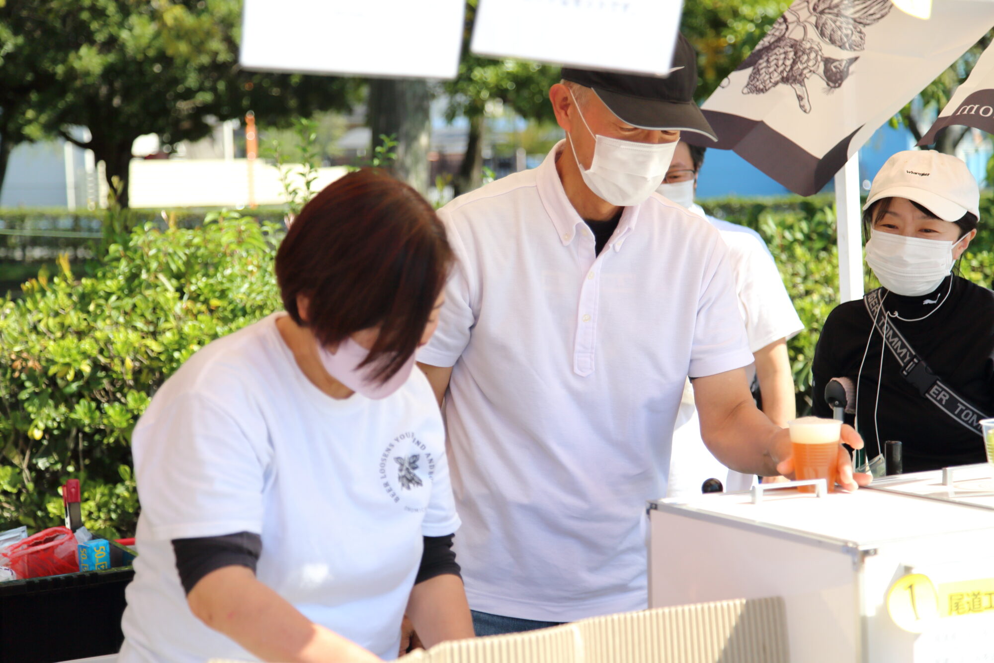 尾道ブルワリーブースでビールを注ぐ重富さん