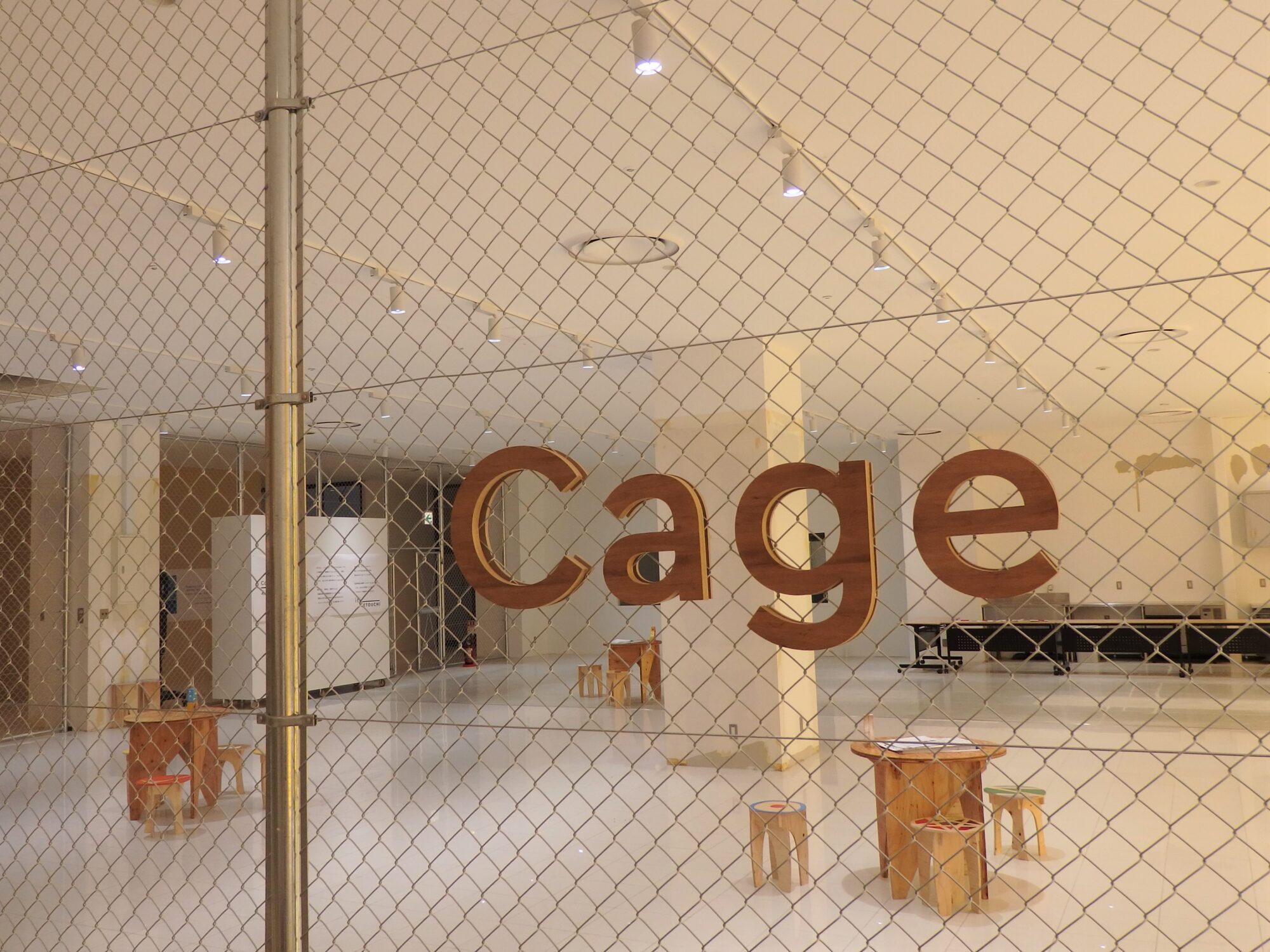 スチールフェンスで仕切られた レンタルスペース「Cage」
