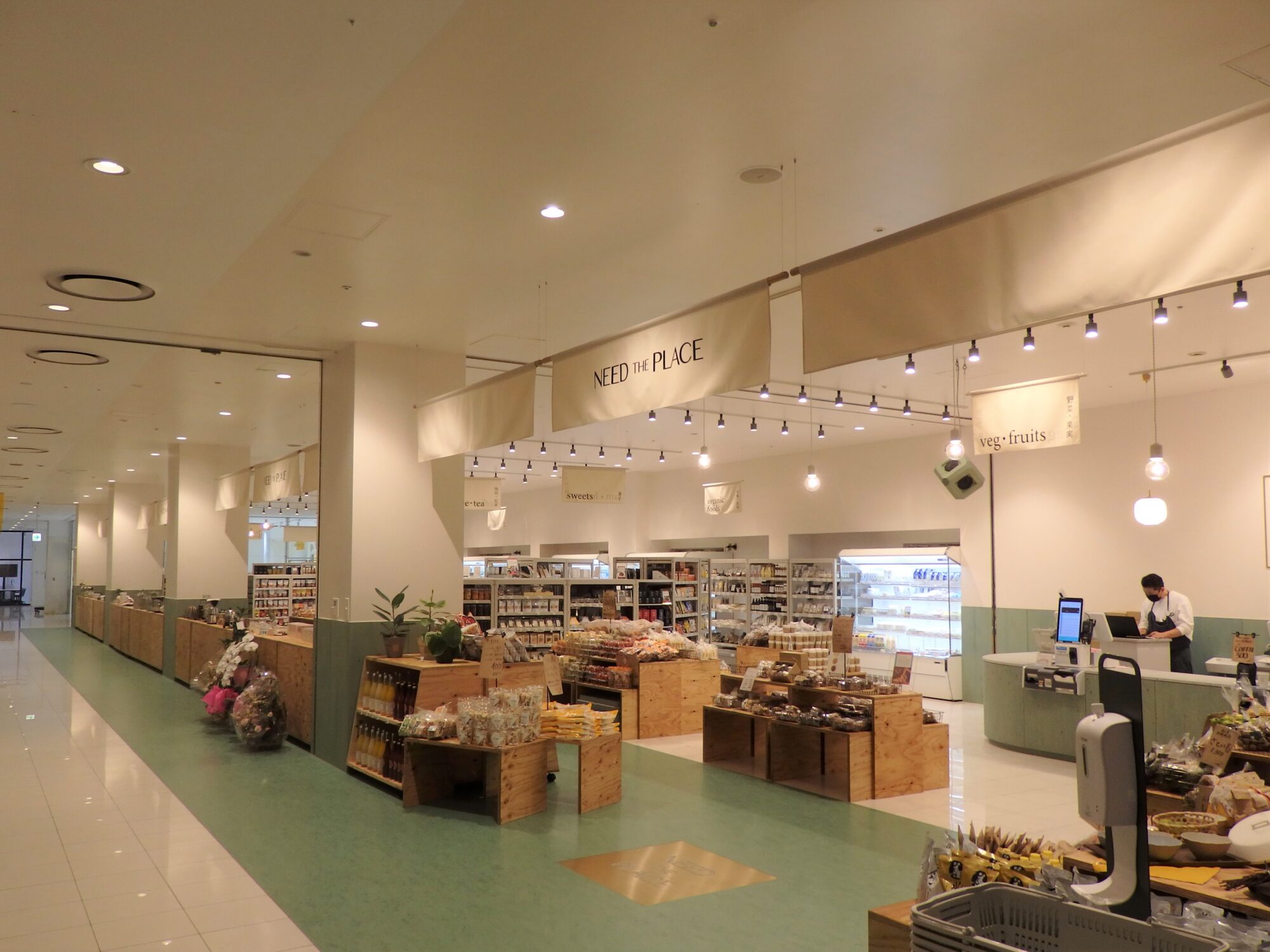 国内外の食品や雑貨が並ぶ「NEED THE PLACE SETOUCHI」