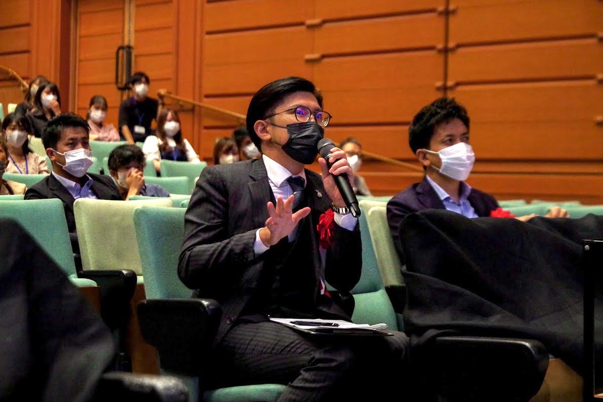 審査員が発表後に質問や感想を伝える (せとうちビジネスコンテスト実行委員会提供)