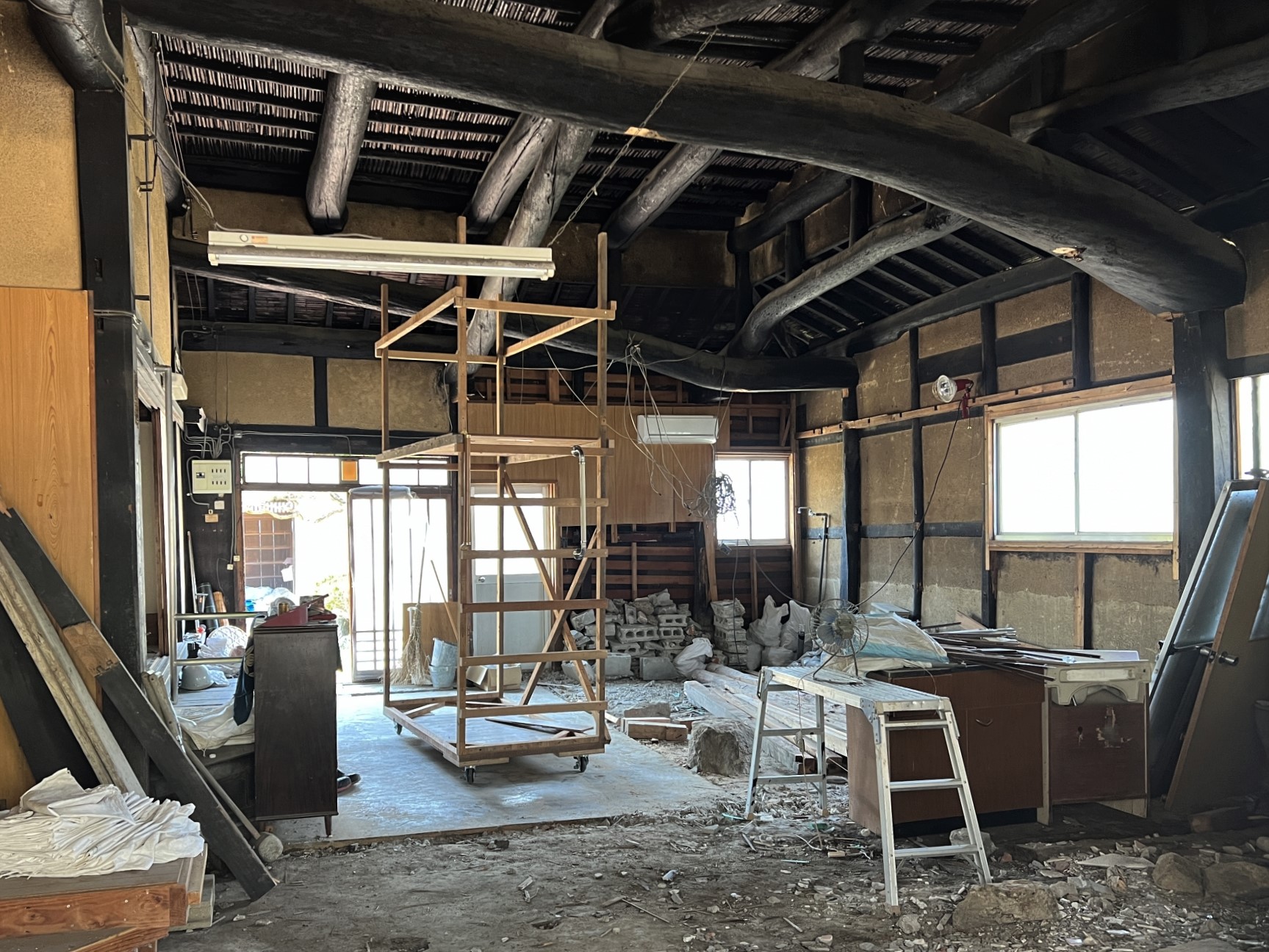 工事中の旧菅波邸内部　写真提供：神辺学区まちづくり推進委員会
