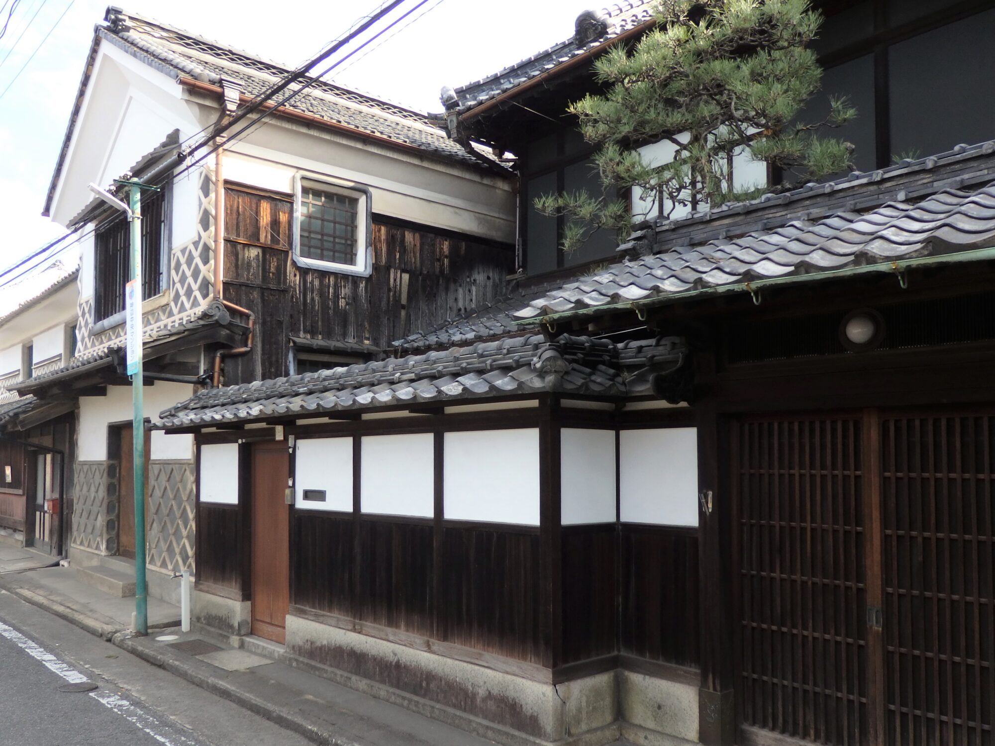 大正、昭和期の建物が混在しながらも統一的な面白みがある