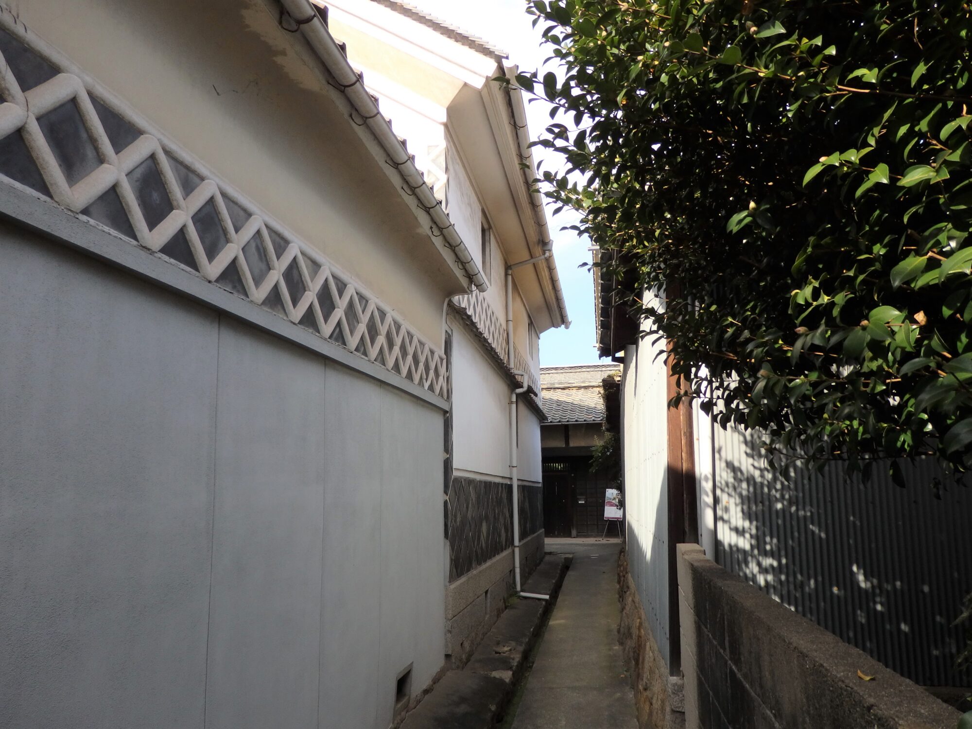 街路から小路に入ると奥に長屋門が見える