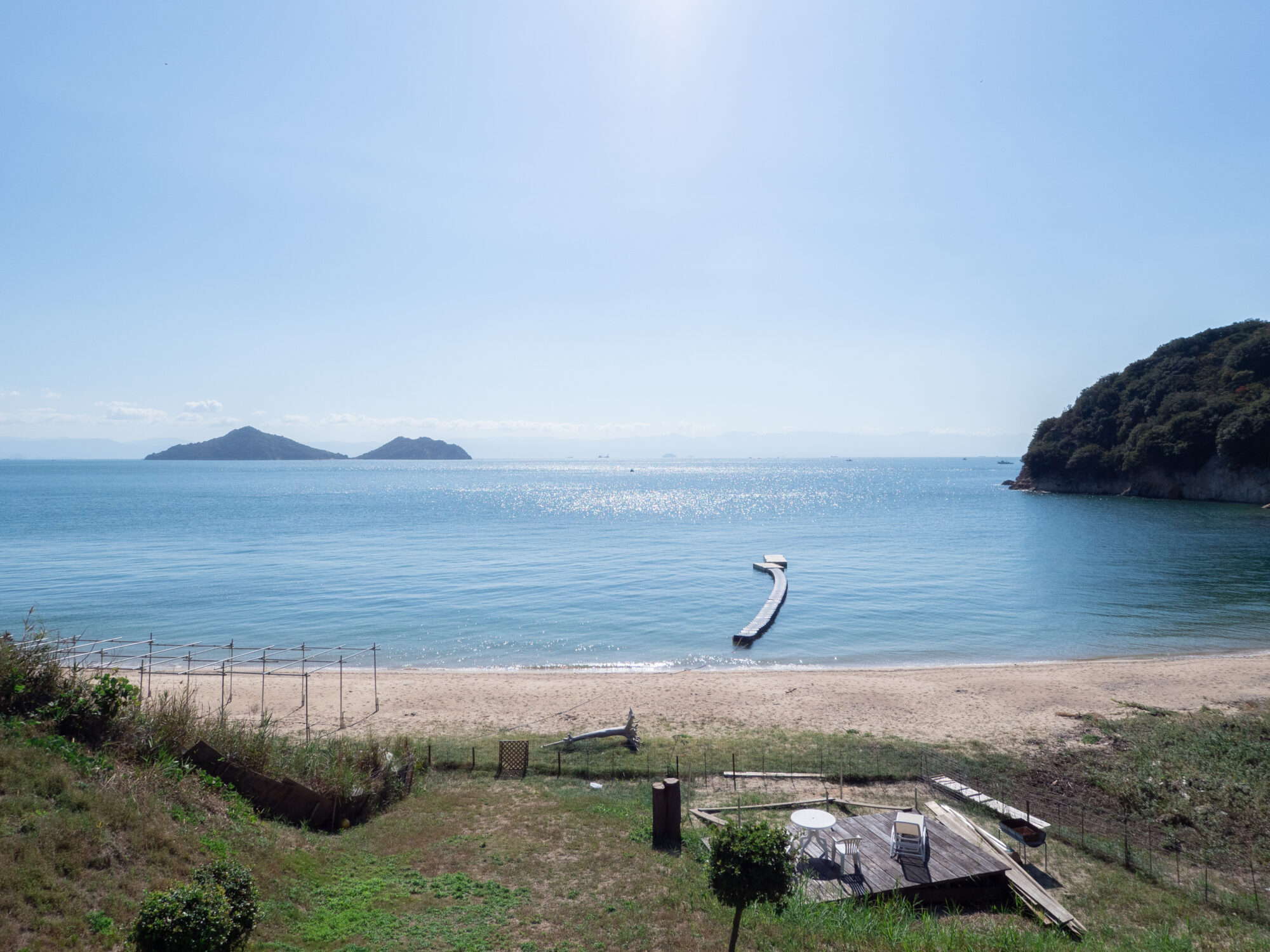 天女が浜。正面に浮かぶのは宇治島