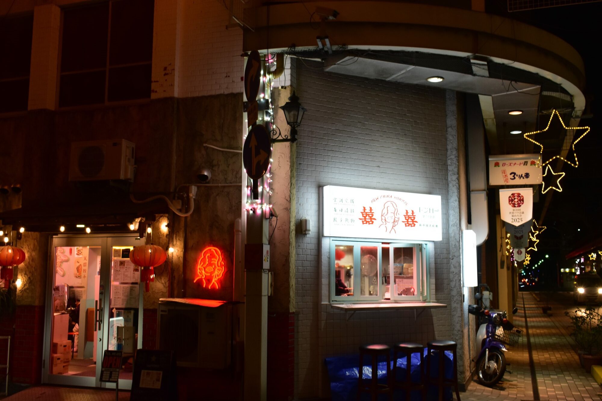 夜の外観