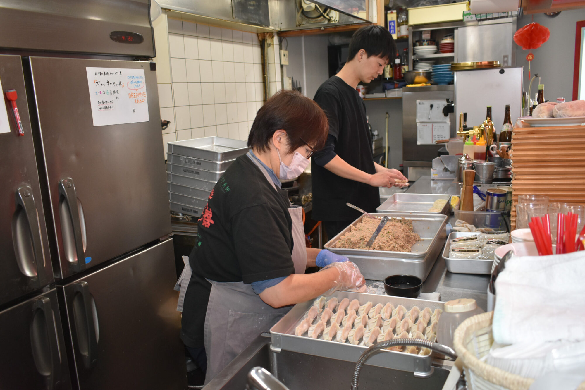スタッフが餃子を包んでいます
