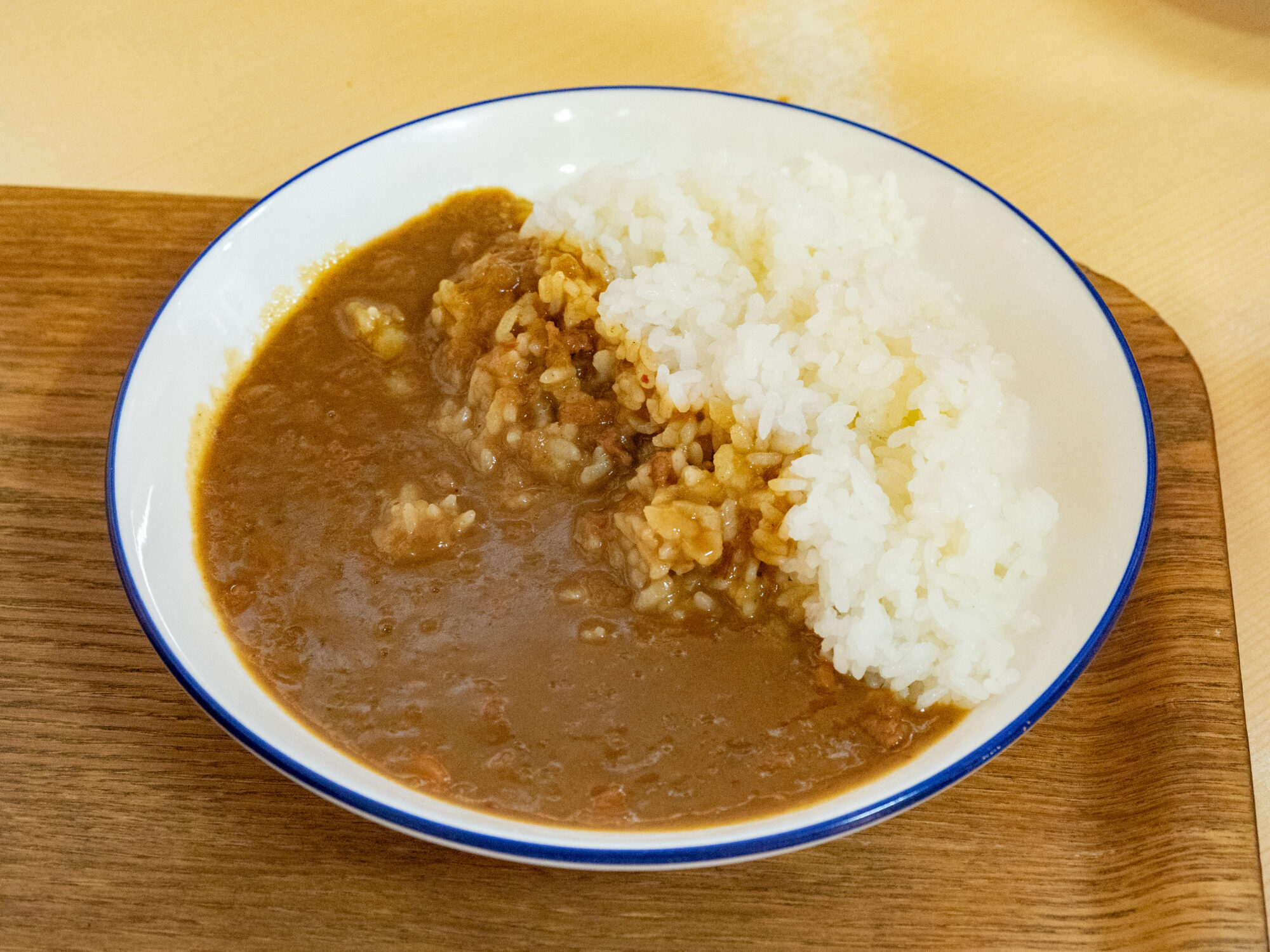 水の代わりに豚骨スープを使用し、タマネギをアメ色まで炒めた「自家製カレーライス」も人気