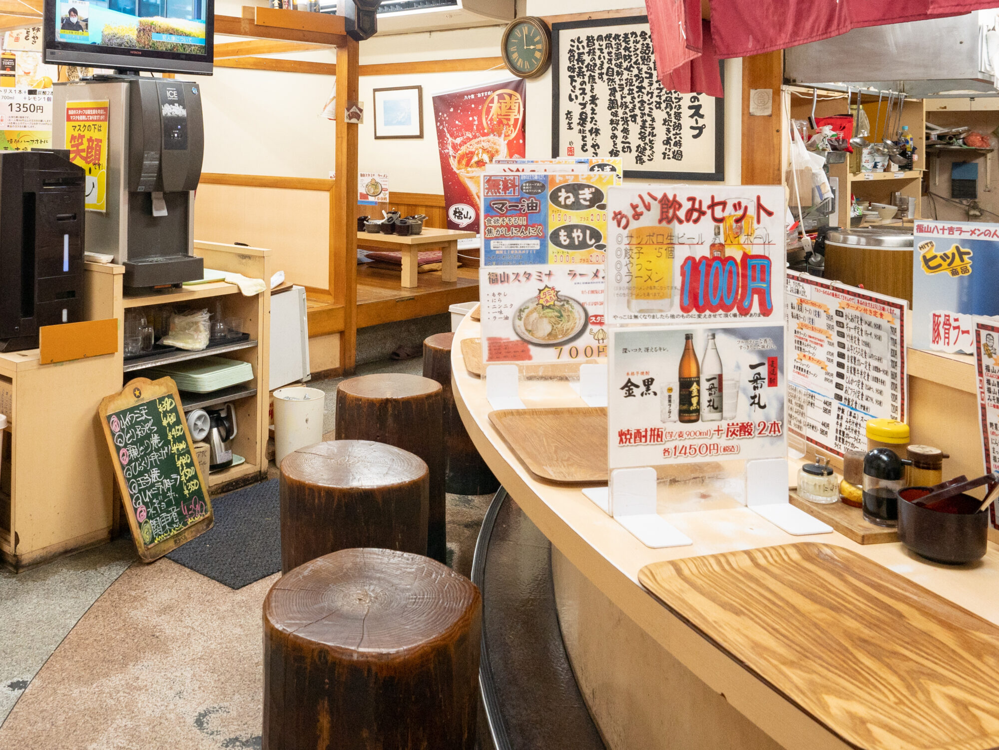 カウンター席は8脚